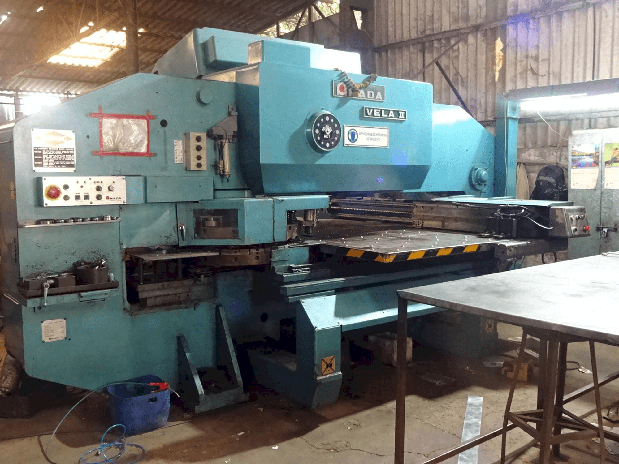 Mašīnas AMADA skats VELA II 355 no kreisās puses