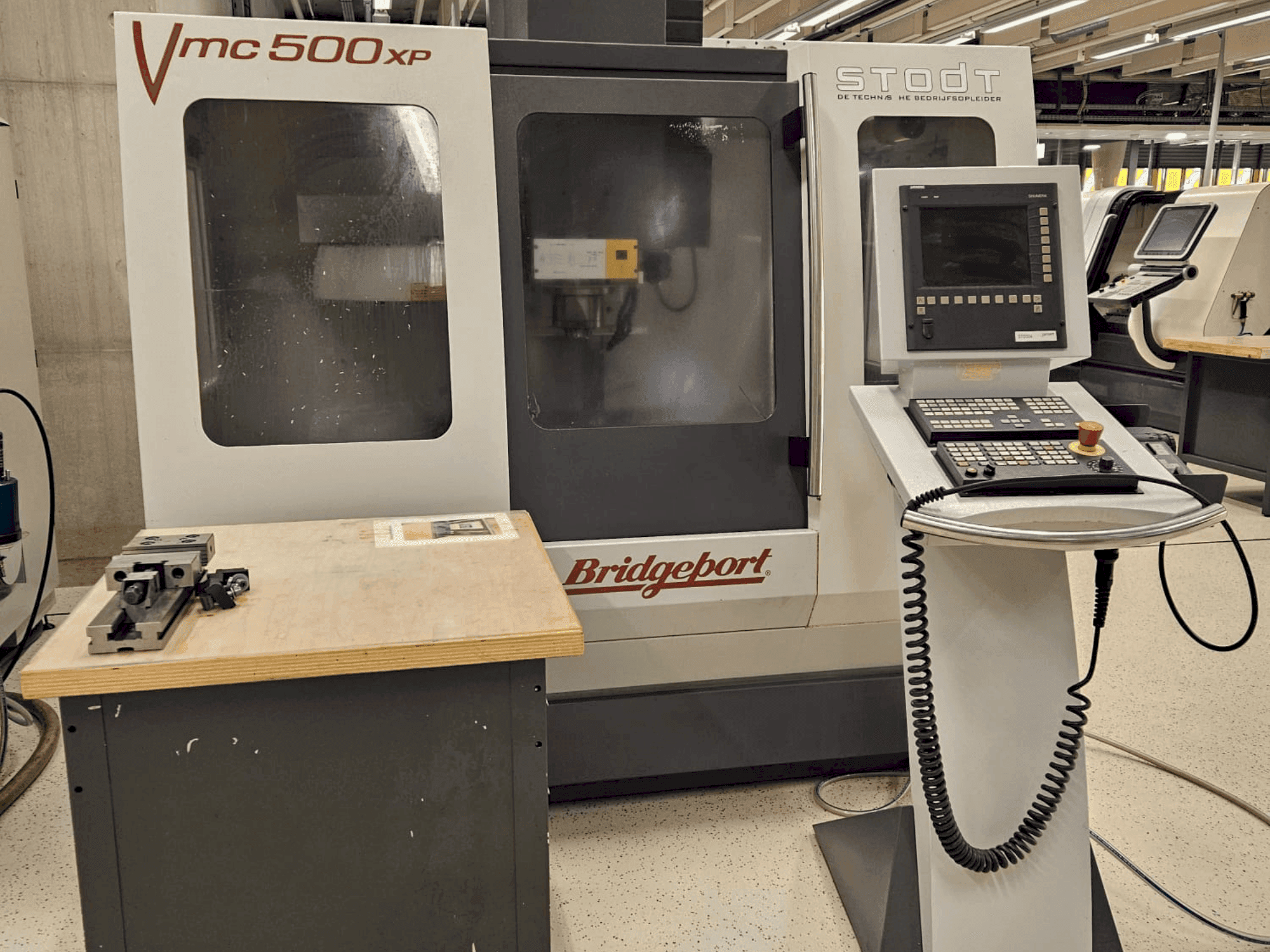 Mašīnas Bridgeport VMC 500XP pretskats