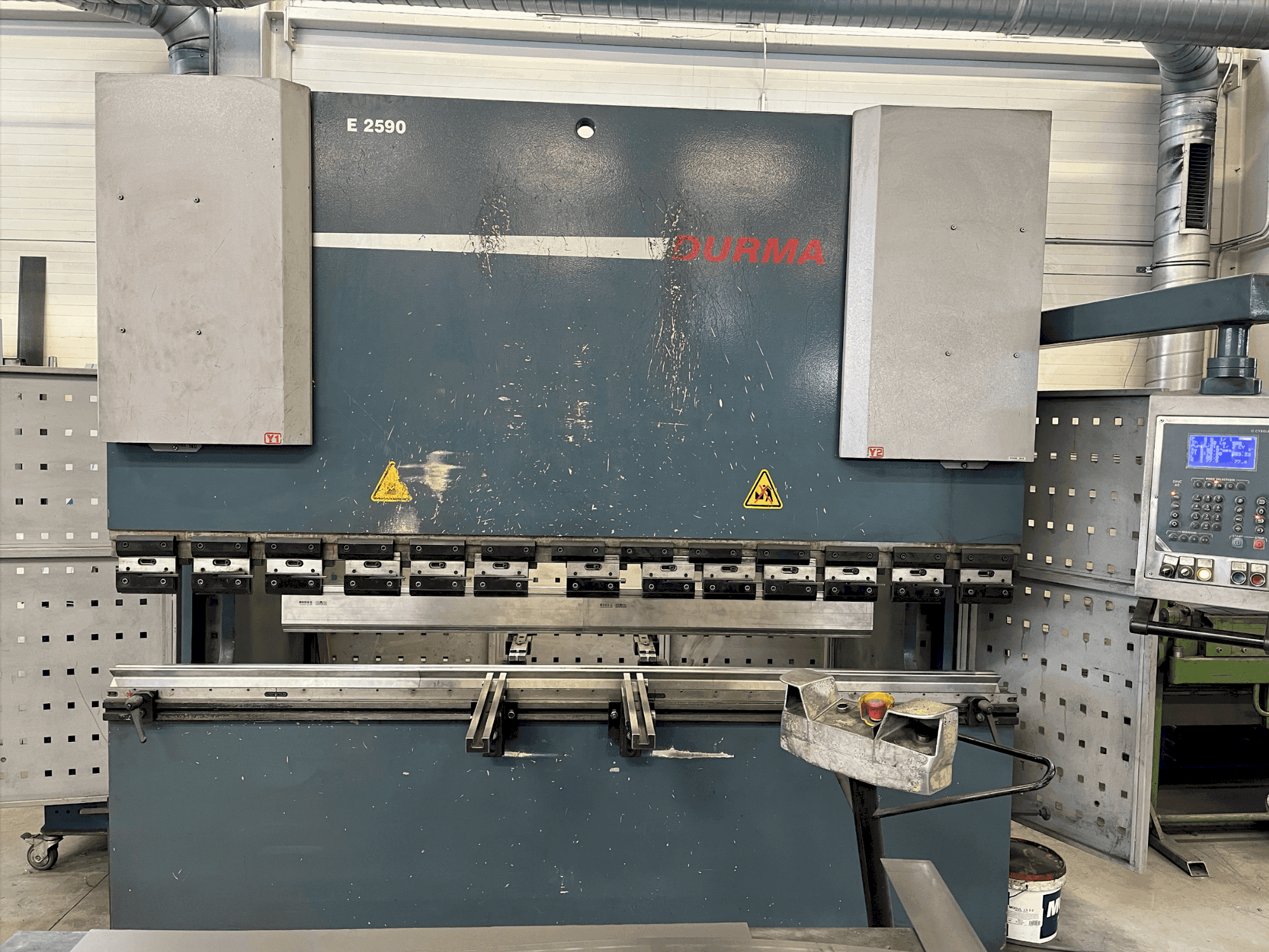 Mašīnas Durma E 2590 pretskats