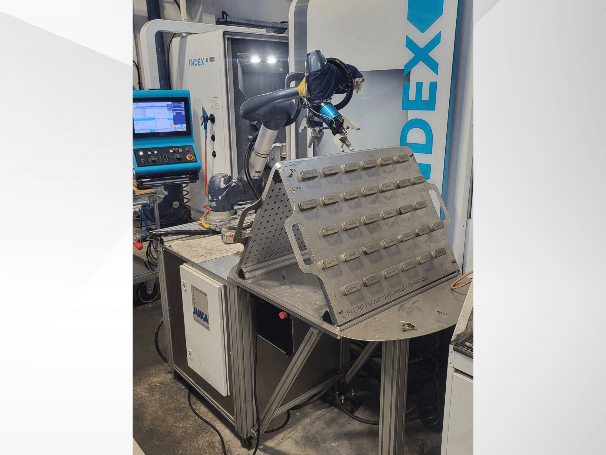 DOOSAN M1013 kolaboratīvais robots no priekšpuses, novietots pie darba galda ar instrumentu turētāju un vadības paneli.