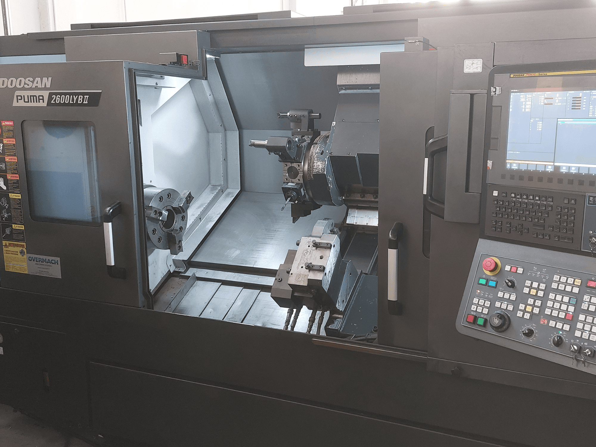 DOOSAN Puma 2600 LYB II horizontālās virpošanas darbgalds priekšpusē, kurā redzams interjers ar turētāju, instrumentu turētāju un vadības paneli.