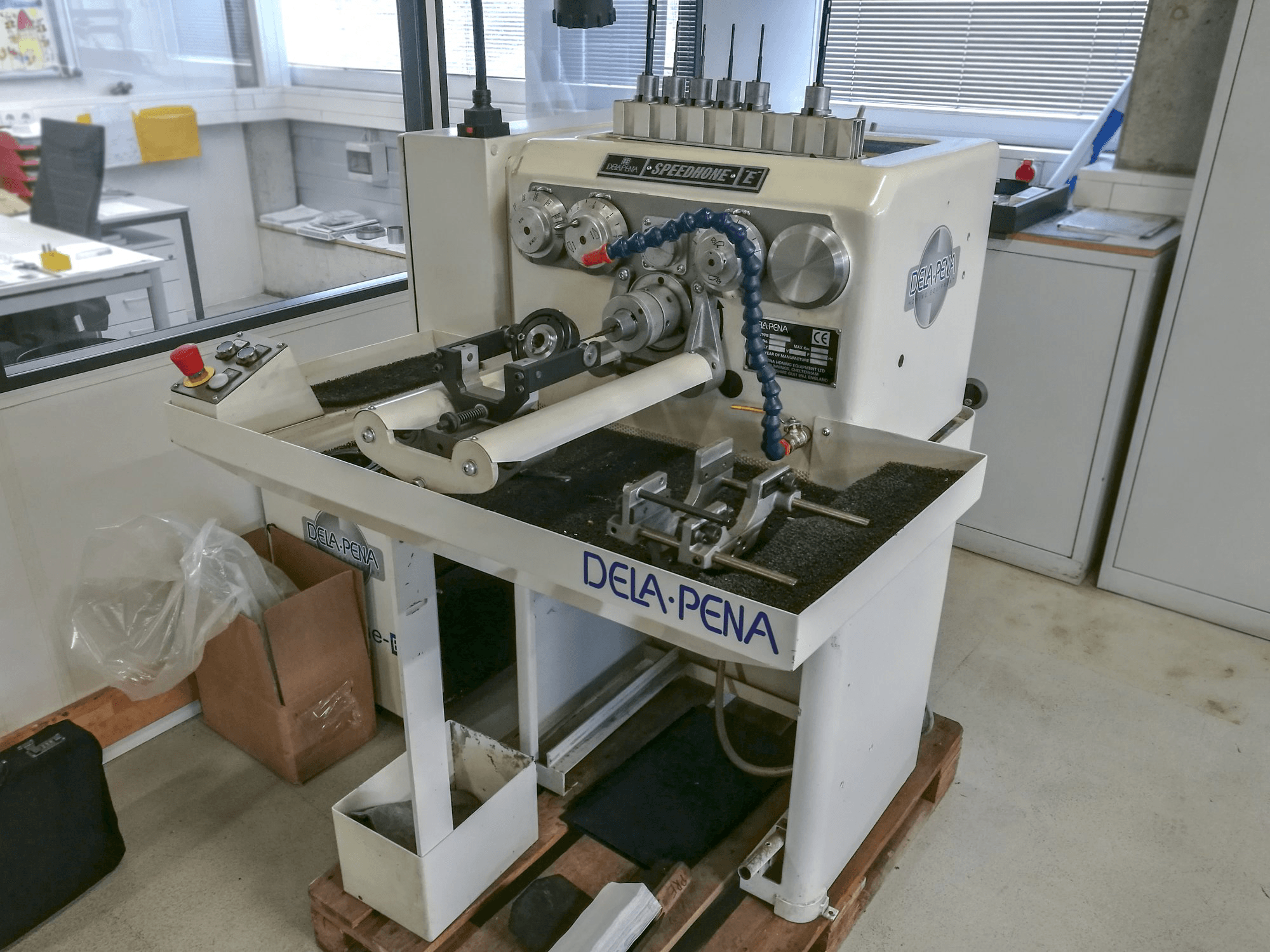Mašīnas DELAPENA Speedhone EM skats no labās puses