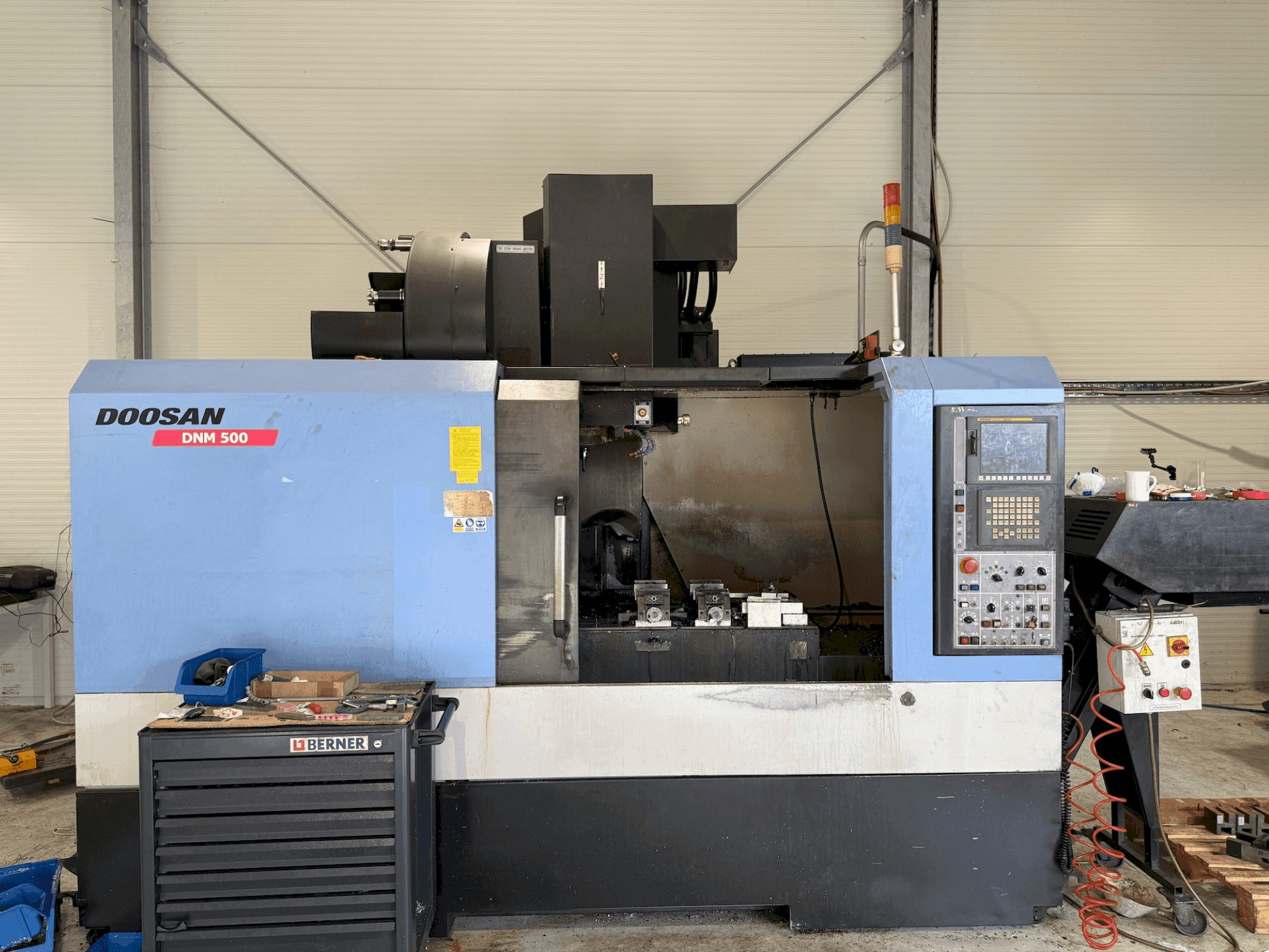 Mašīnas DOOSAN DNM 500 pretskats
