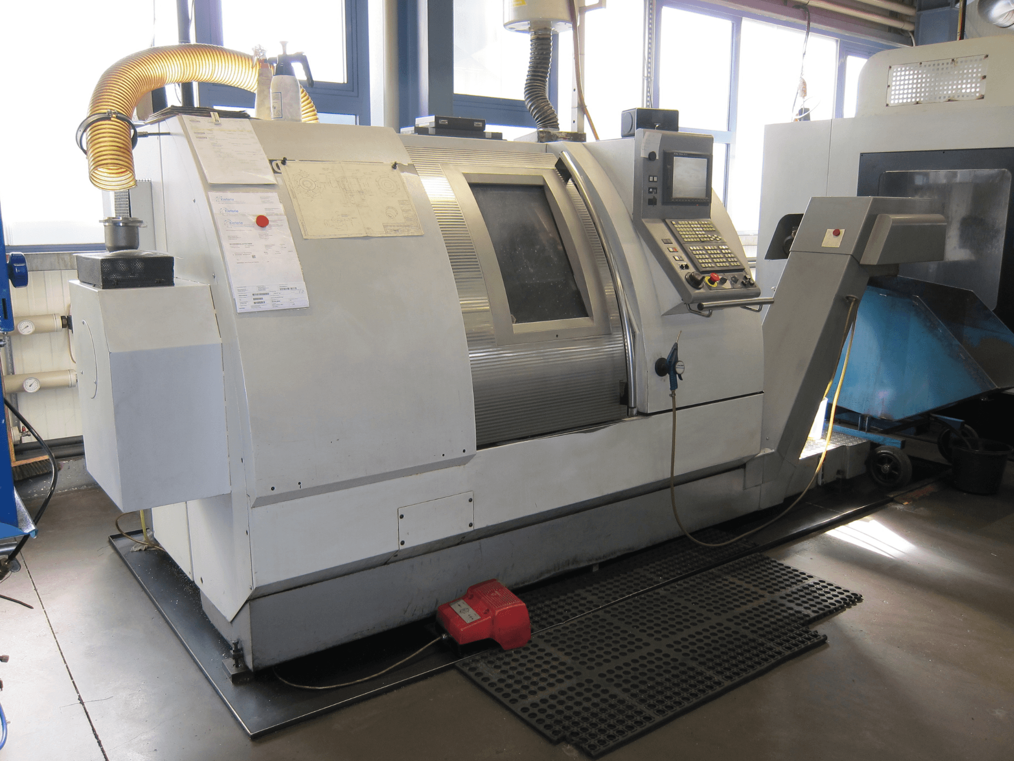 Gildemeister CTX 400 Serie 2 horizontālās virpošanas iekārta, skats no sāniem, ar vadības paneli un darbības funkcijām.