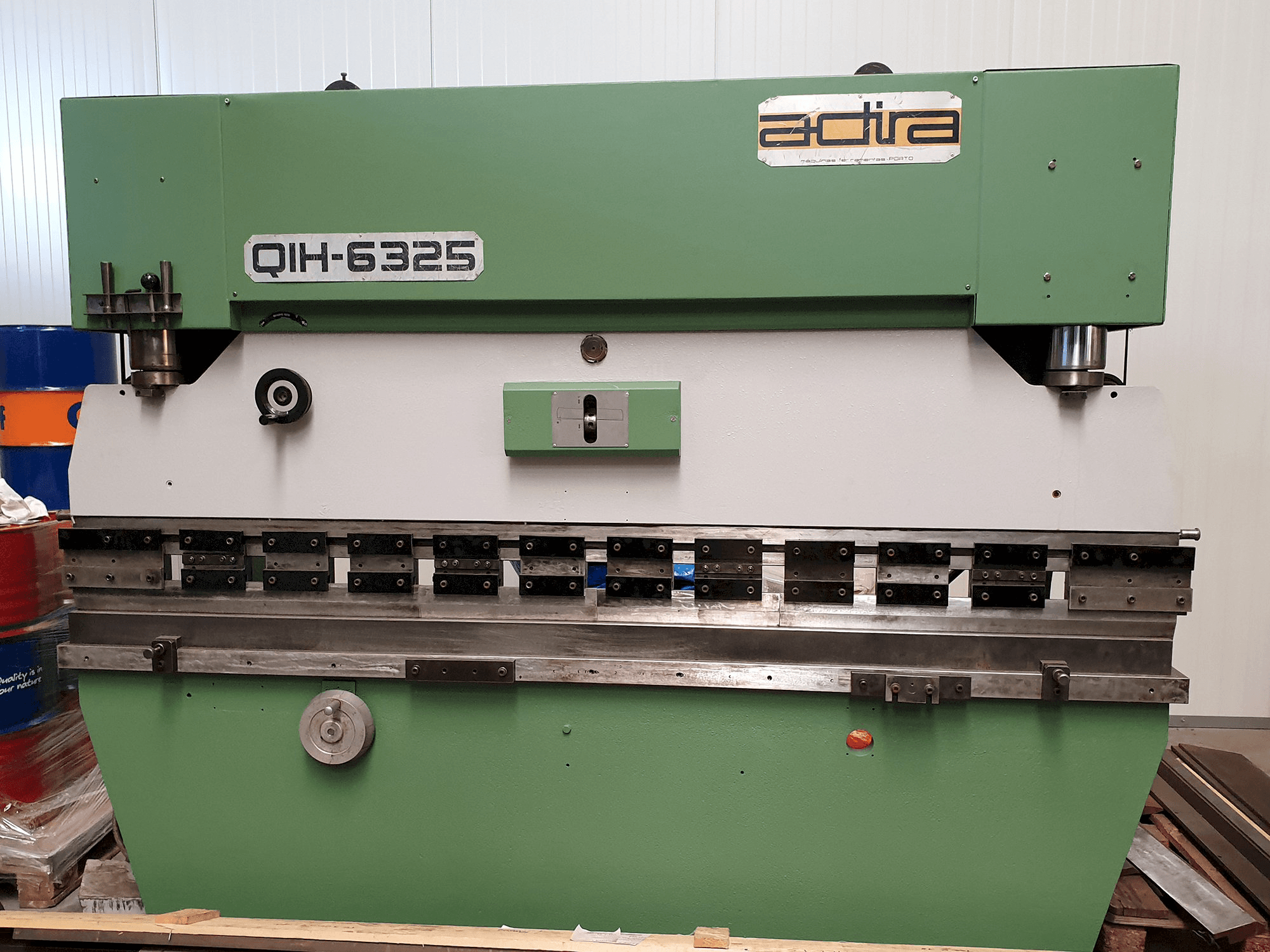 Mašīnas ADIRA QIH 6325 pretskats