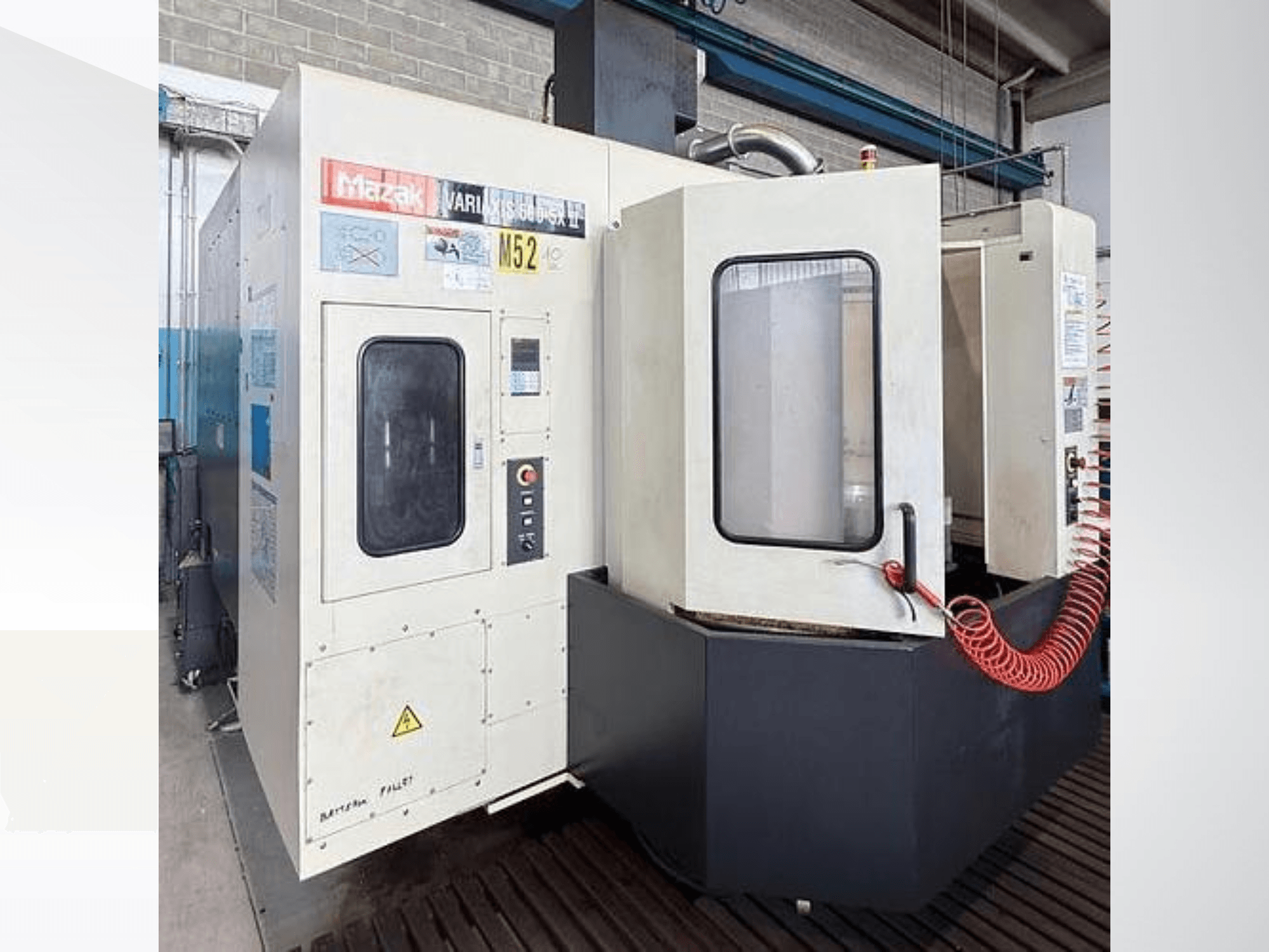 Mazak VARIAXIS500-5XII vertikālais apstrādes centrs, skats no priekšpuses; redzams vadības panelis un skata logs.
