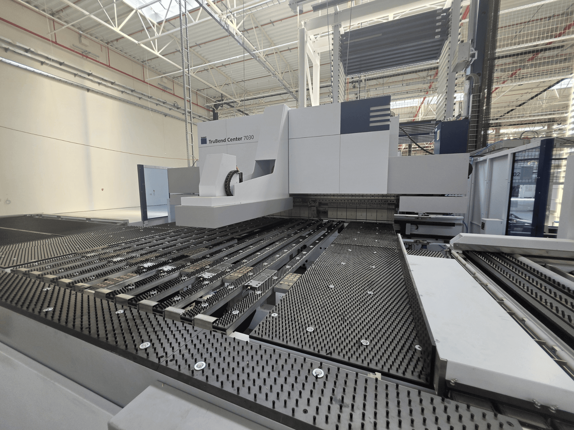 TRUMPF TruBend Center 7030 lieces mašīna rūpnīcas uzstādījumos, skats no priekšpuses, kurā redzams sarežģītais darba galds un lieces svira.