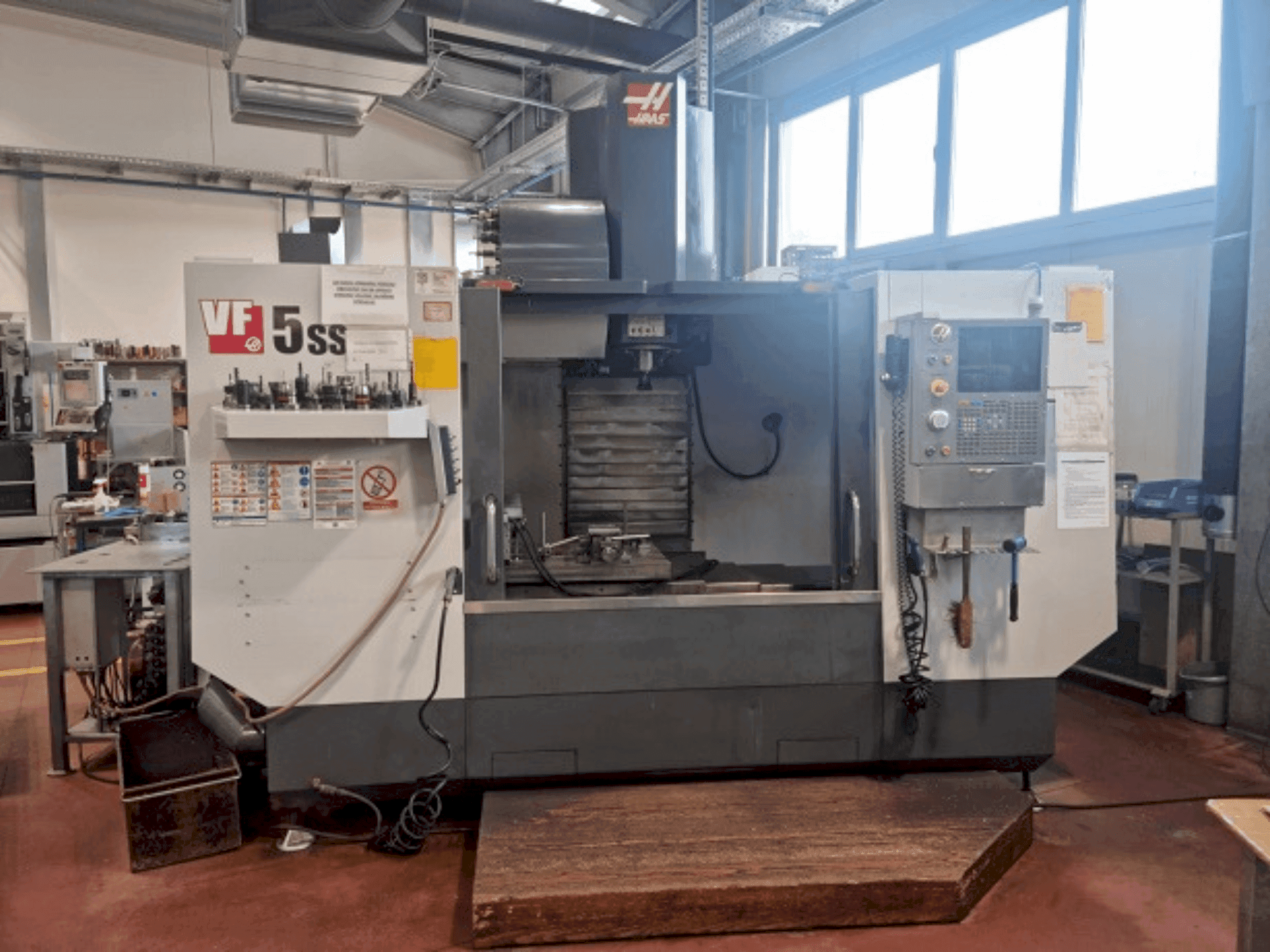 Mašīnas HAAS VF-5SS pretskats