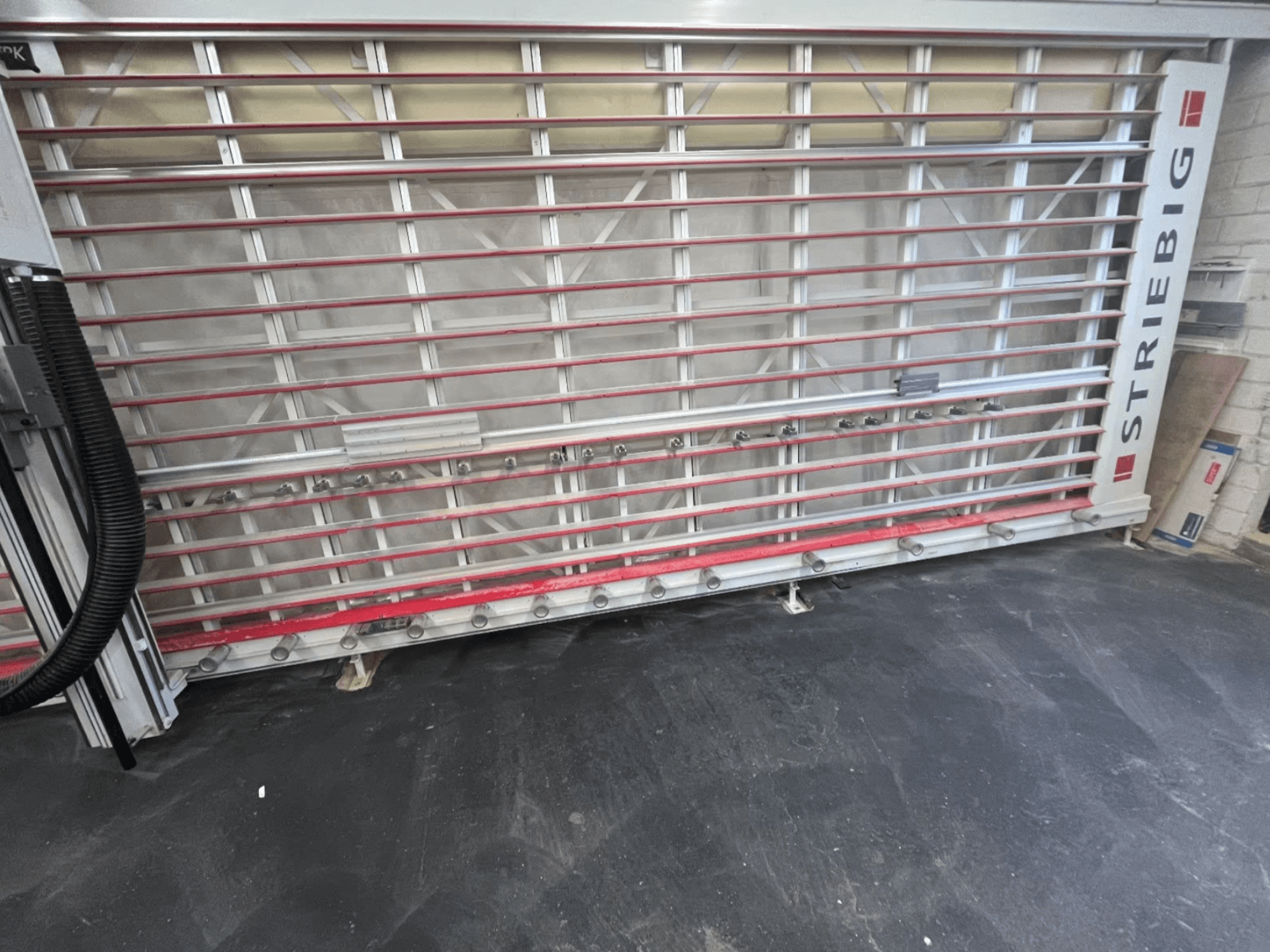 STRIEBIG Standart II TKR 6220A paneļu zāģis, skatīts no priekšpuses; metāla rāmis ar sarkanām sliedēm un griešanas komponentiem.