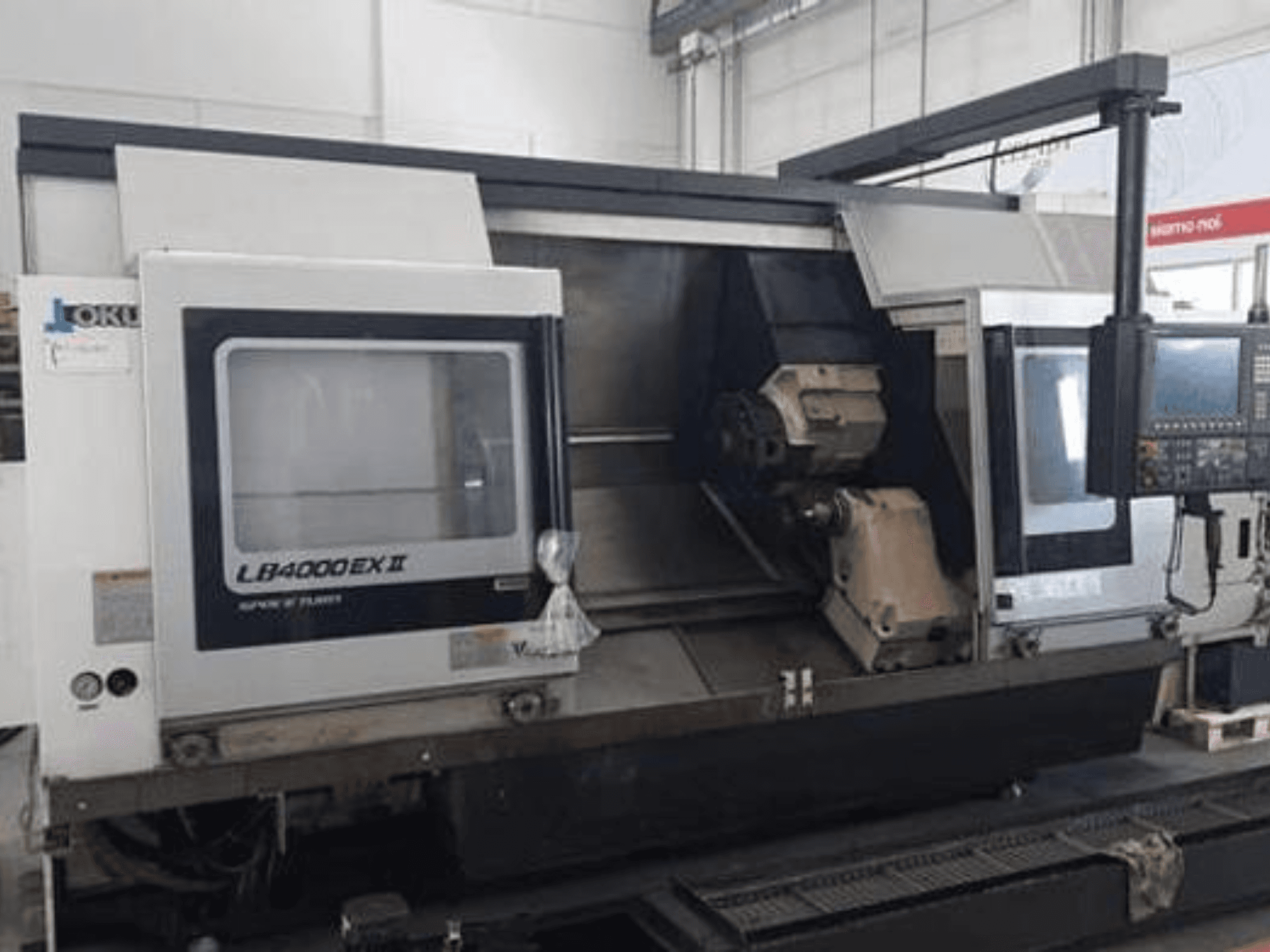 LATHES LB4000EX II, JOKI, priekšējais skats, kurā redzams vadības panelis, vārpsta un darba zona precīzai apstrādei.