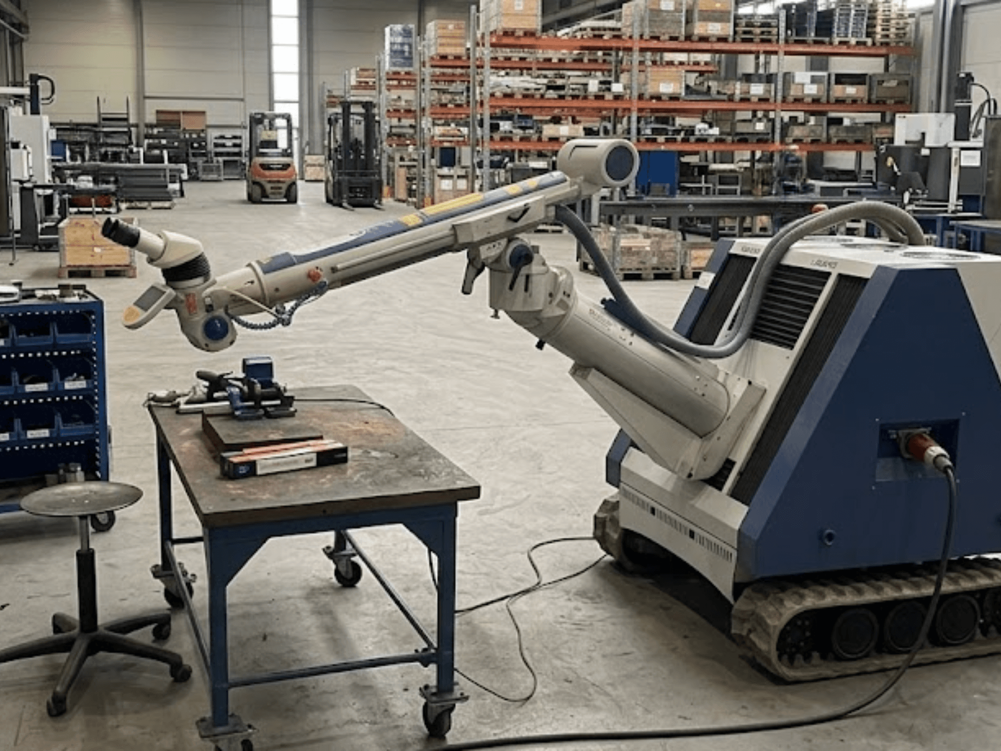 ALPHA LASER ALFlak300 M darbgalds darbnīcā ar robotizētu manipulatoru; skats no priekšpuses, kurā redzama precīza iestatīšana uz darba galda.