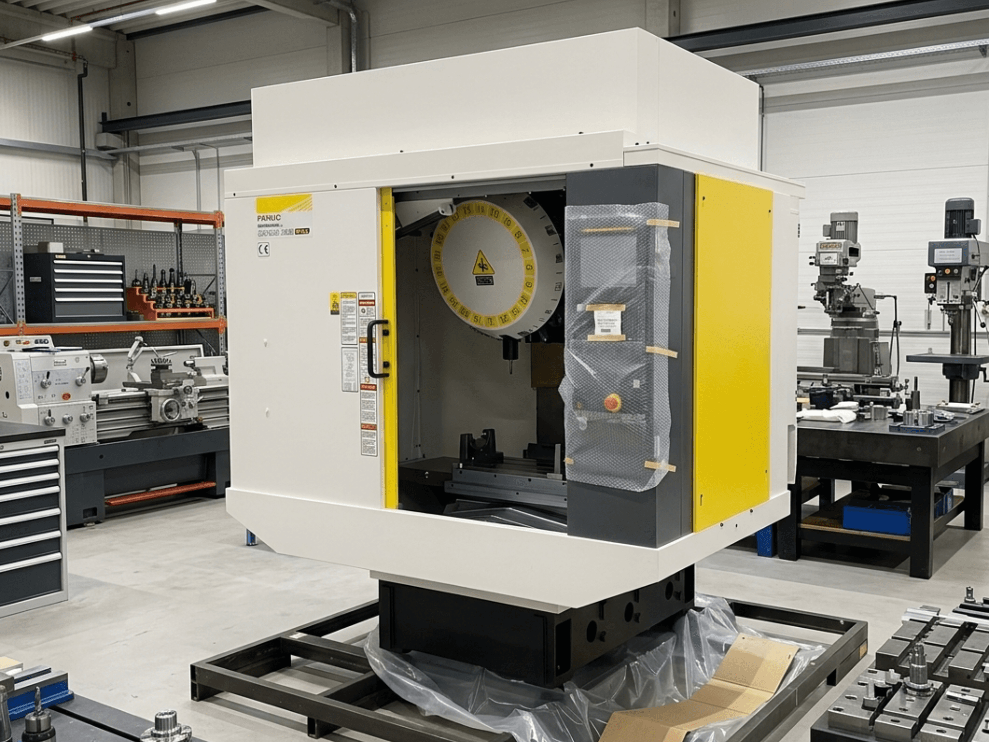 FANUC Robodrill Alpha D21LIB5 Plus vertikālais apstrādes centrs sānu skatā, redzams vadības panelis un darba zona.