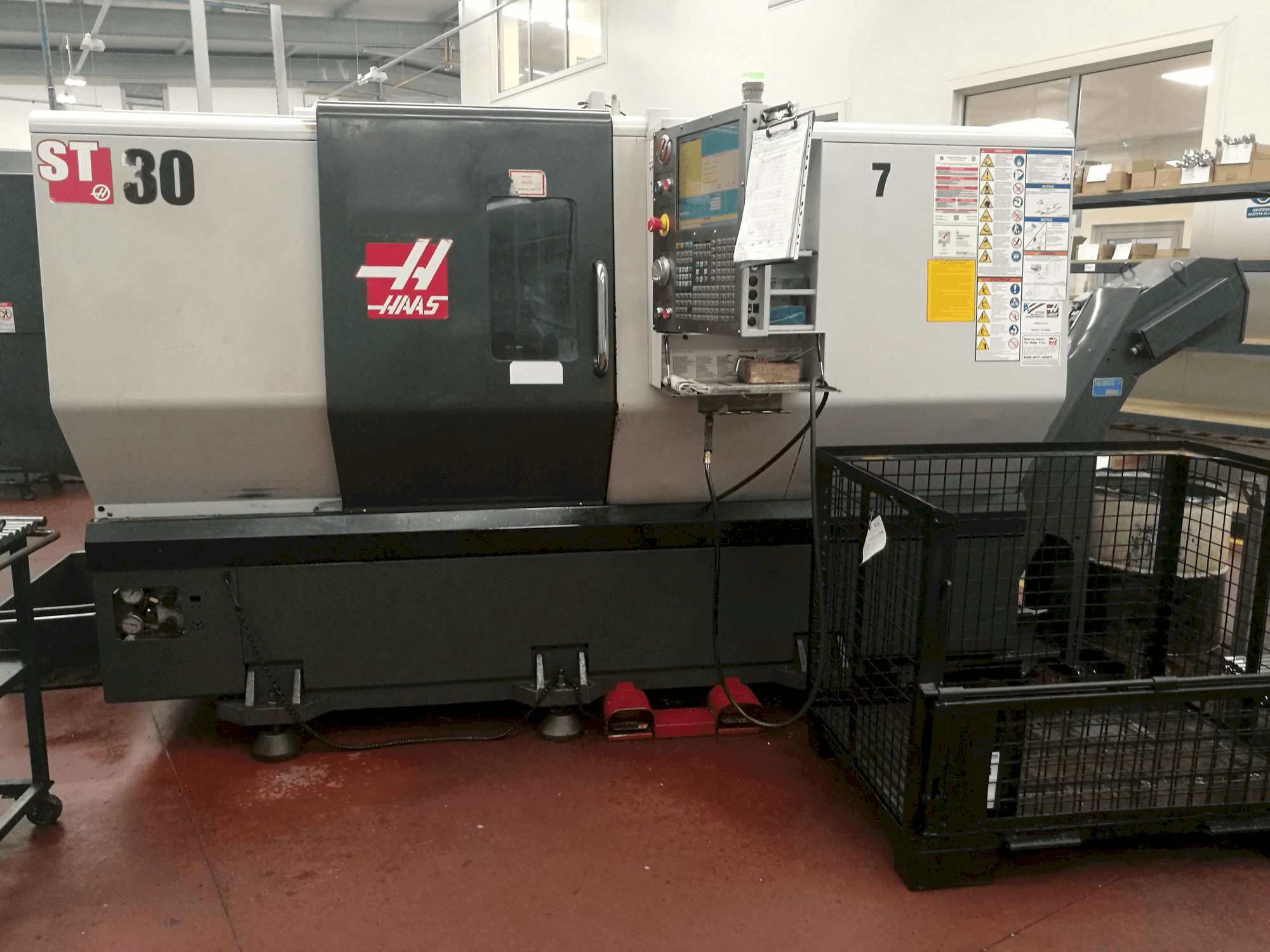 Mašīnas HAAS ST-30 pretskats