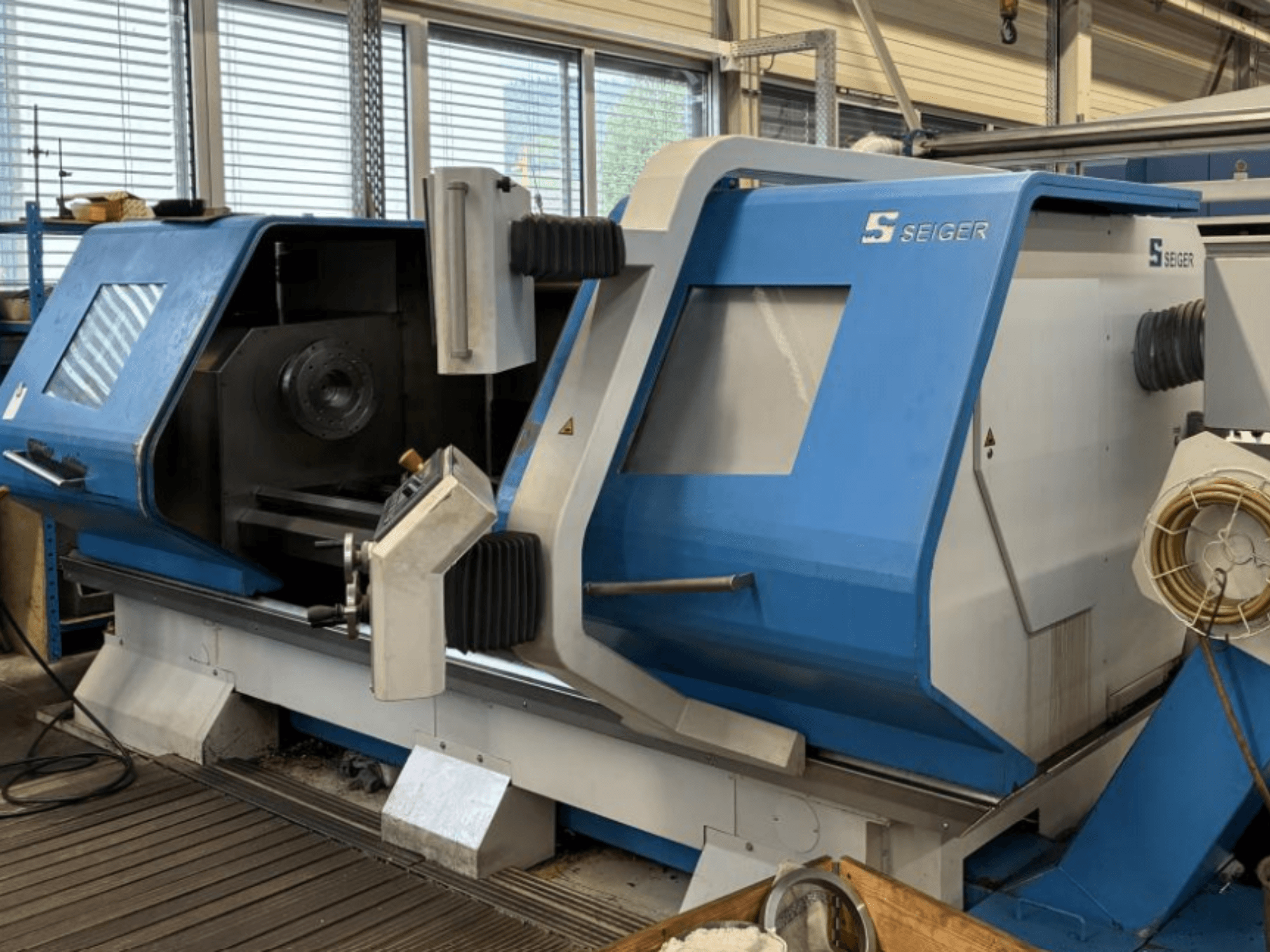 SEIGER SLZ-620E horizontālā virpošanas mašīna, skats no priekšpuses, kurā redzams vadības panelis un galvenā vārpsta.