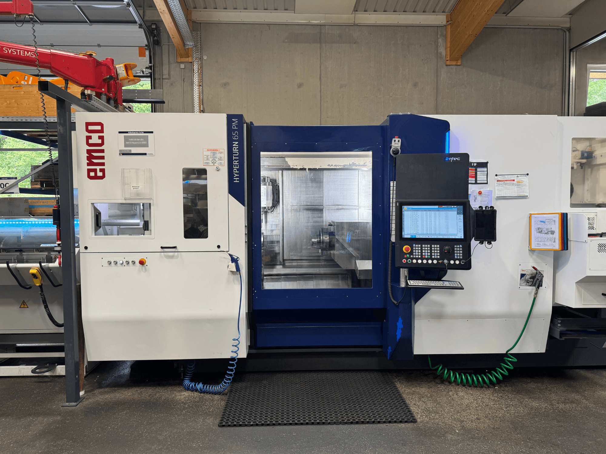 EMCO Hyperturn 65 PM mašīna, priekšējais skats, kurā redzams vadības panelis, vārpstas zona un darbības funkcijas.