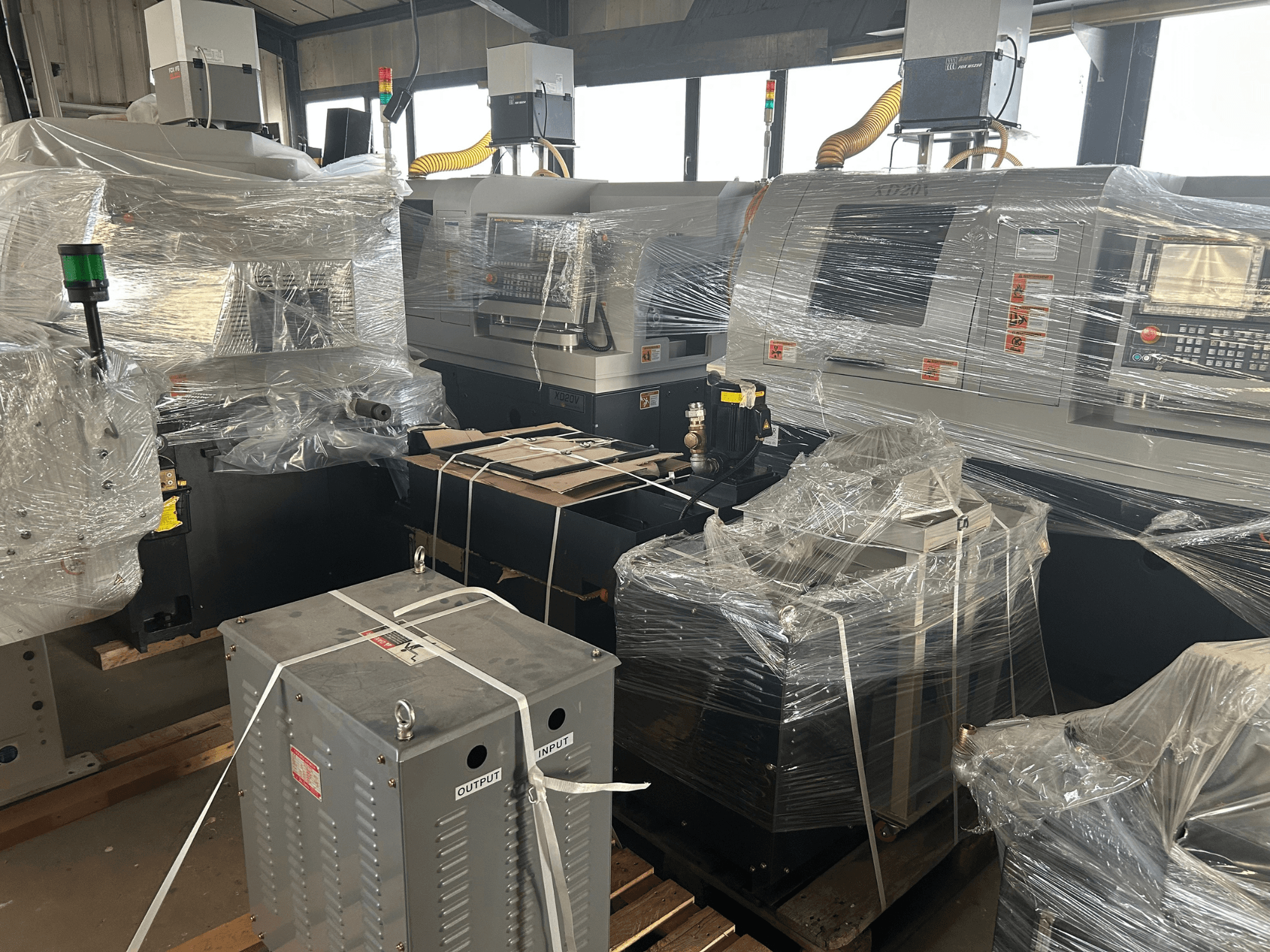 Hanwha XD20 Šveices tipa virpošanas darbgalds, priekšējais skats, ietīts plastmasas apvalkā, ar vadības paneli un stiprinājumiem noliktavā.