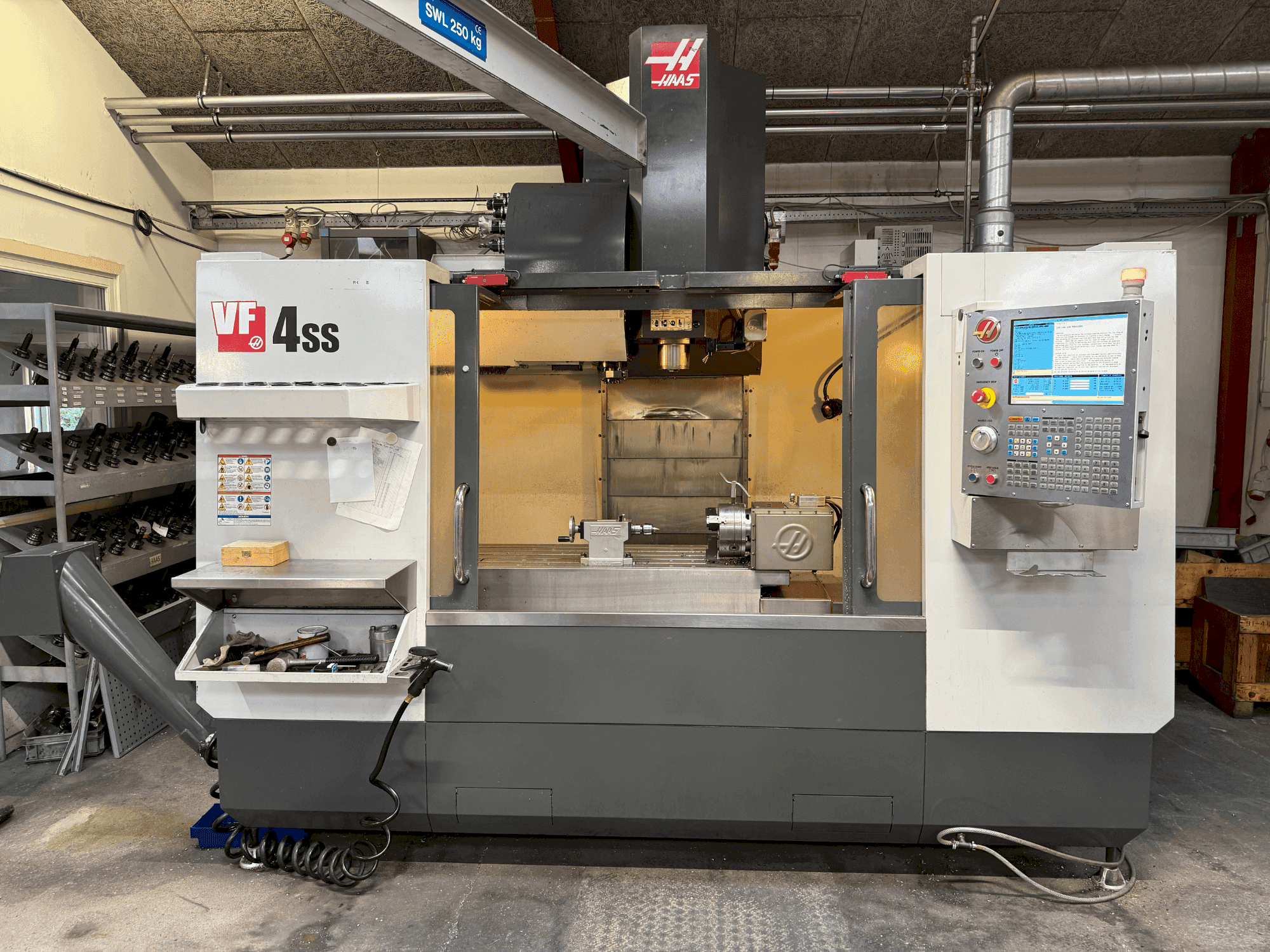 Mašīnas HAAS VF-4SS pretskats