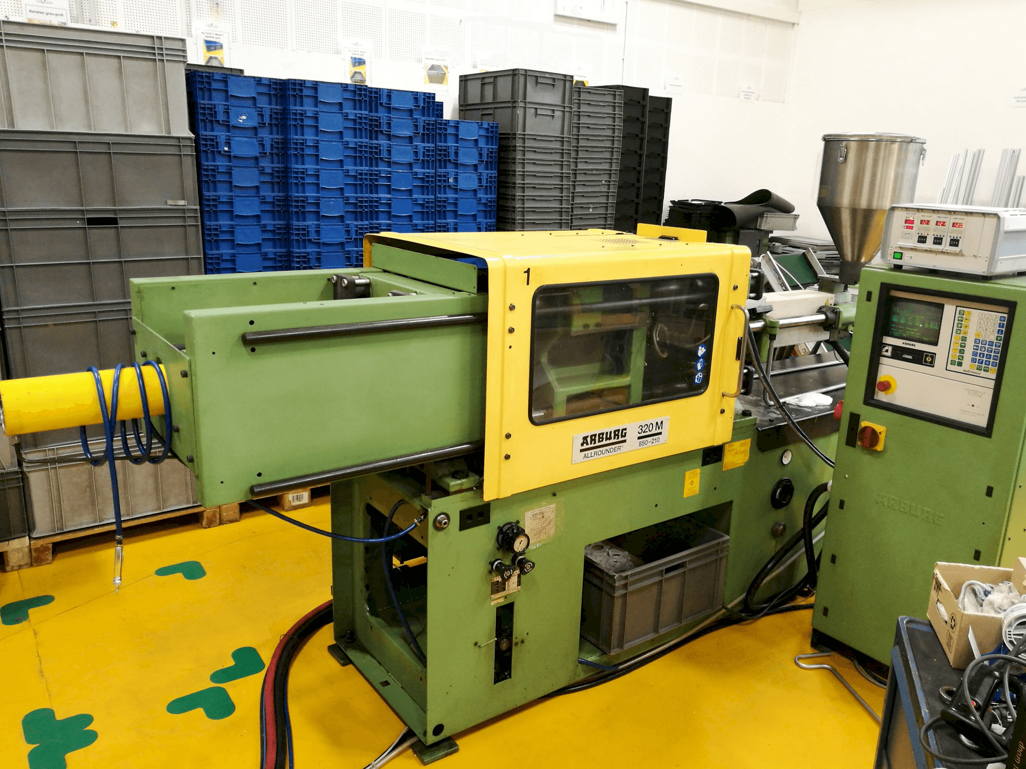 Mašīnas Arburg 320 M 850-210 skats no kreisās puses
