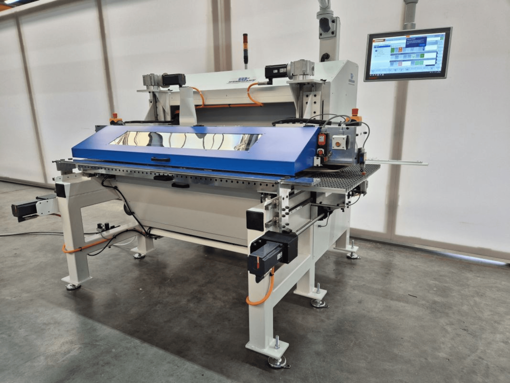 WEHRMANN WT-50/900 paneļzāģis priekšpusē, kurā redzama tā zilā griešanas virsma, digitālais vadības panelis un integrētās drošības funkcijas.