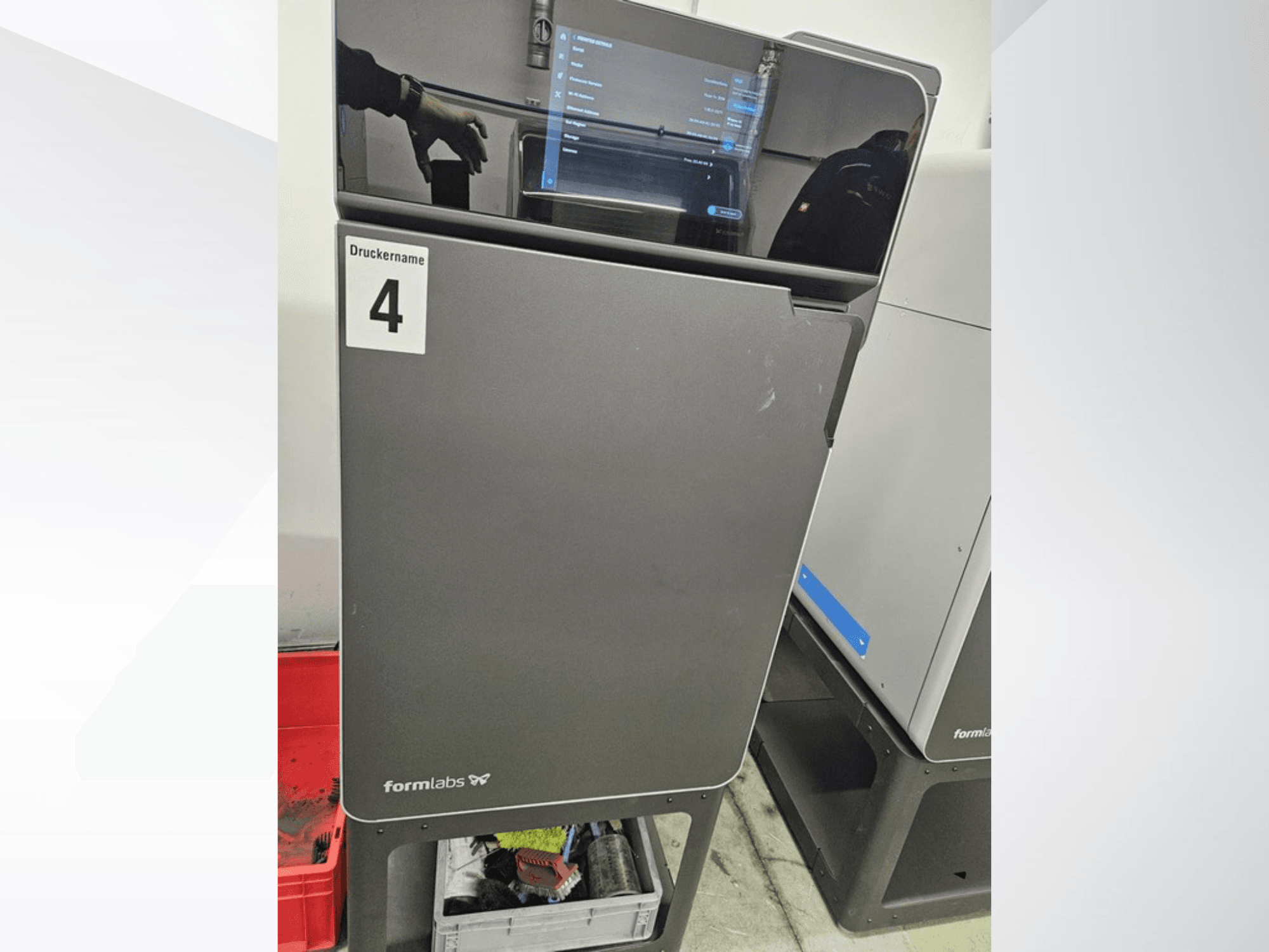 FORMLABS Fuse 1+ 30 W plastmasas 3D printeris, skats no priekšpuses, kurā redzams skārienjūtīgais ekrāns un uzraksts „Druckname 4.“