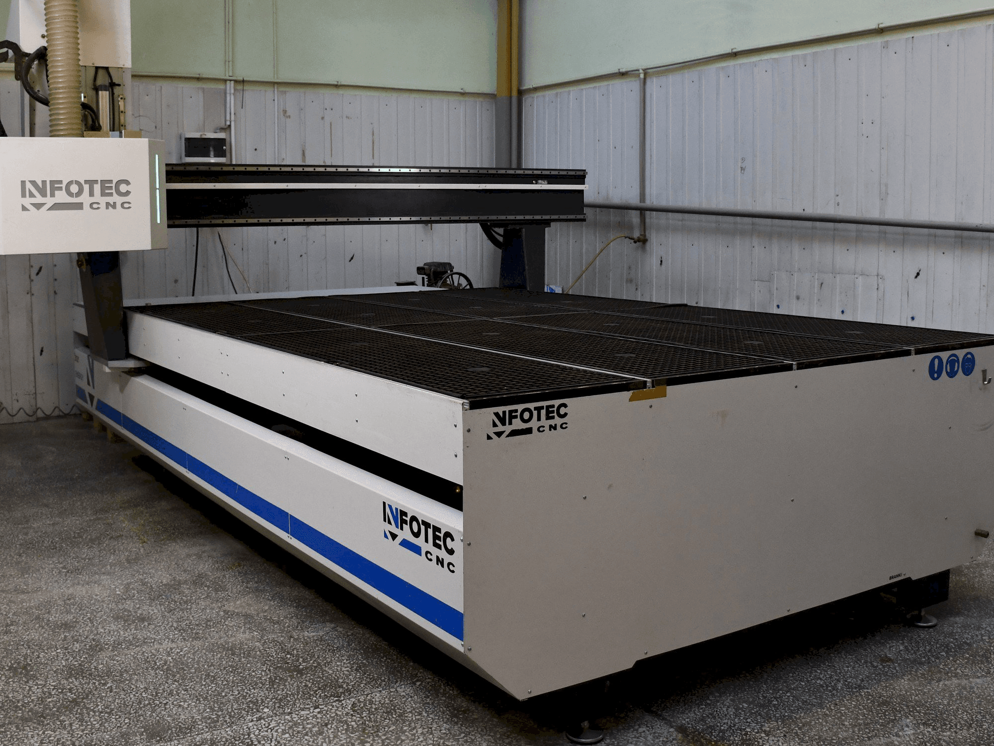 Mašīnas INFOTEC 3121 E pretskats