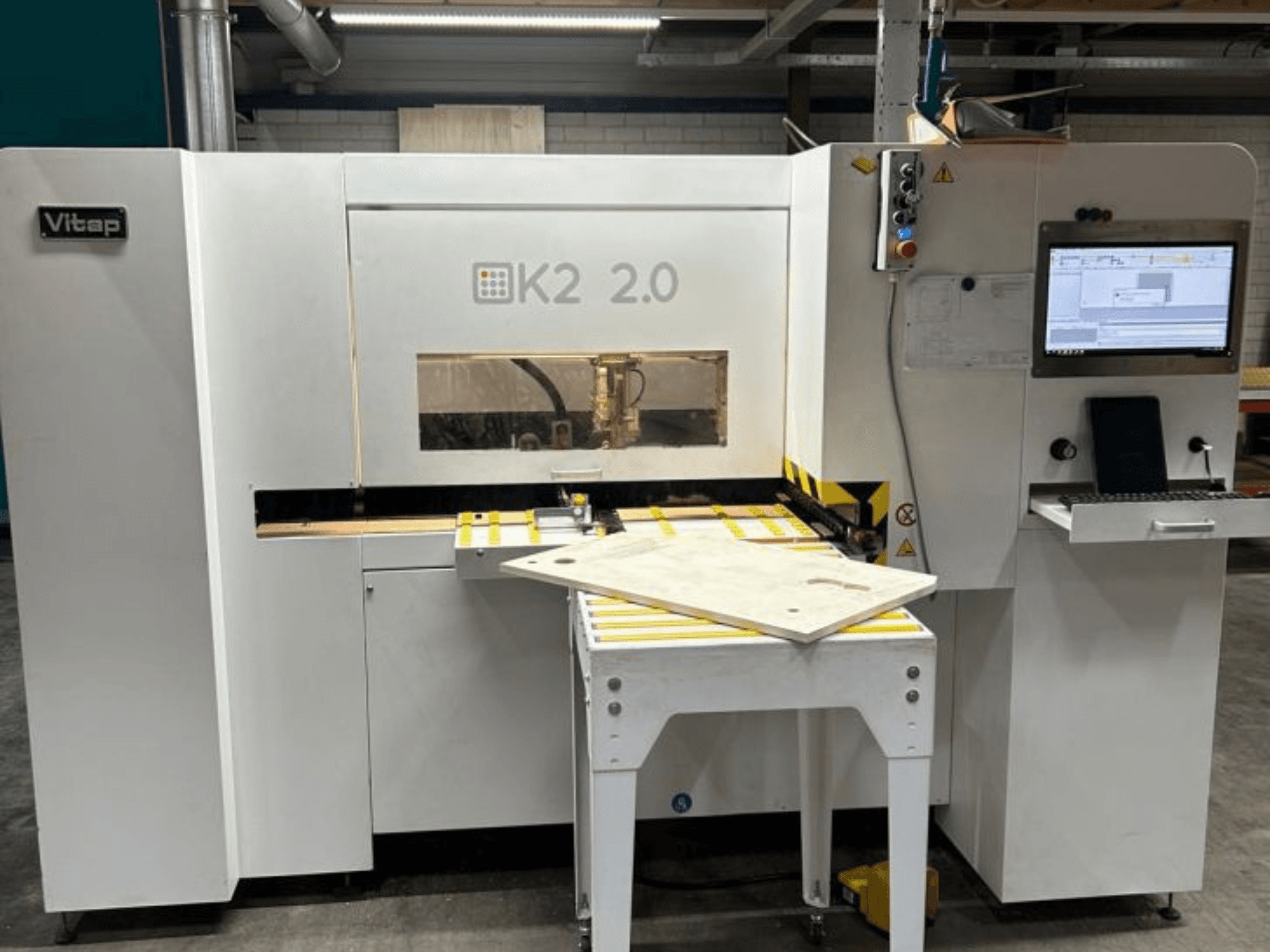 CNC apstrādes centrs VITAP Point K2 2.0, priekšējais skats, kurā redzams vadības panelis, darba virsma un drošības elementi.
