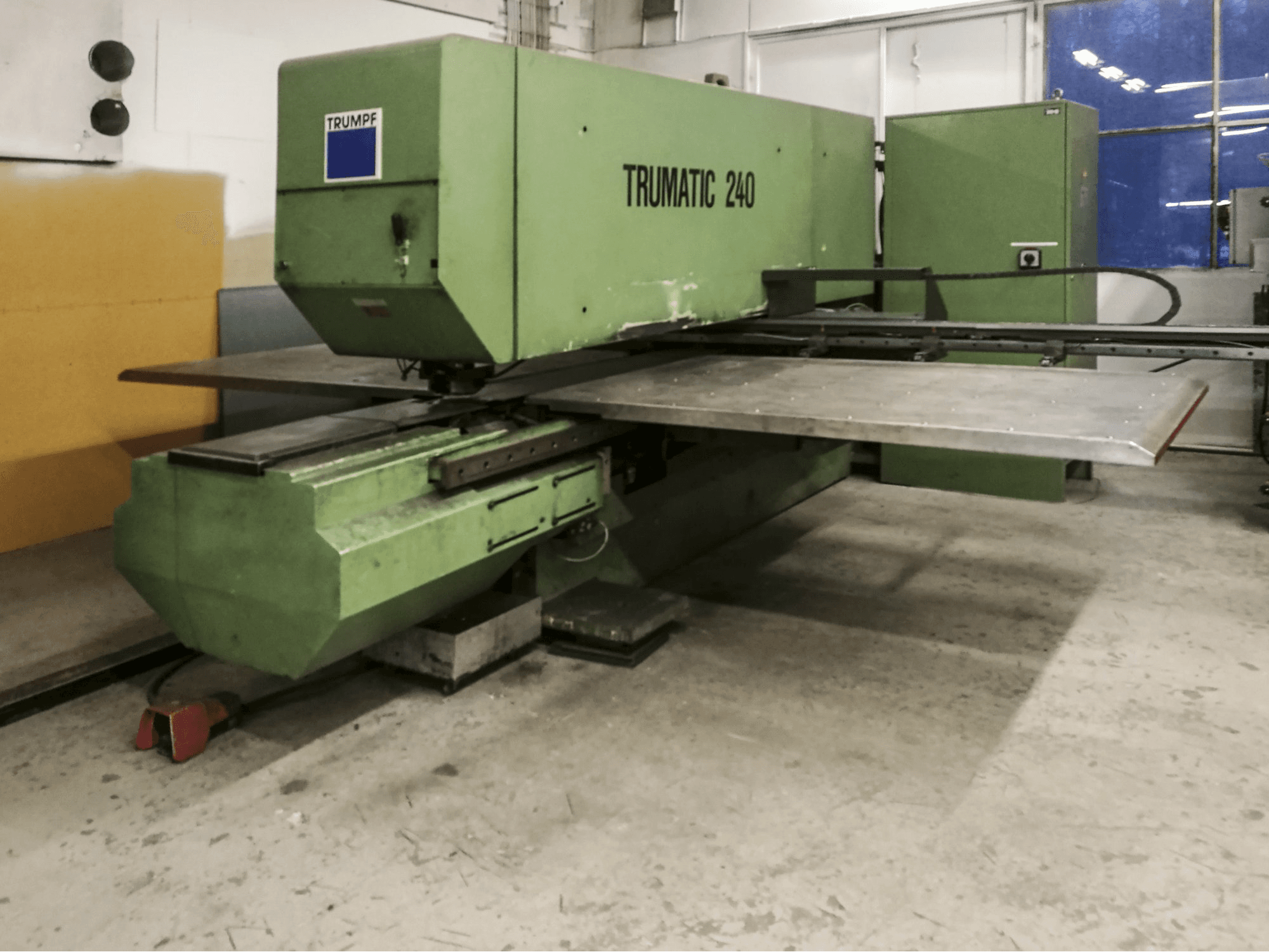 Mašīnas Trumpf Trumatic 240 skats no kreisās puses