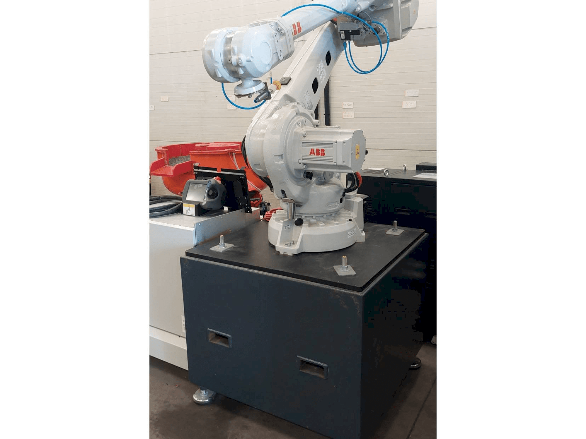 Mašīnas ABB IRB 4600 pretskats