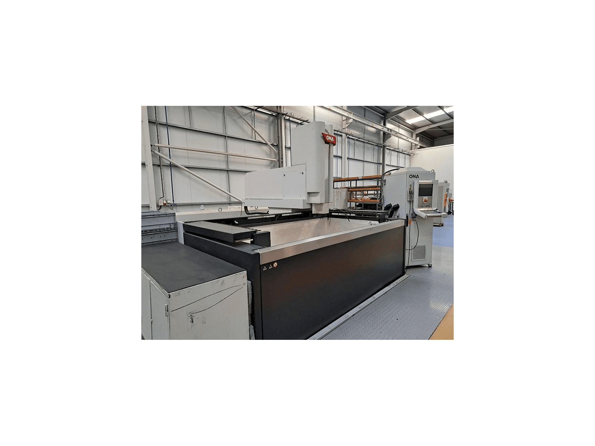 Mašīnas ONA QX8 B1 L pretskats