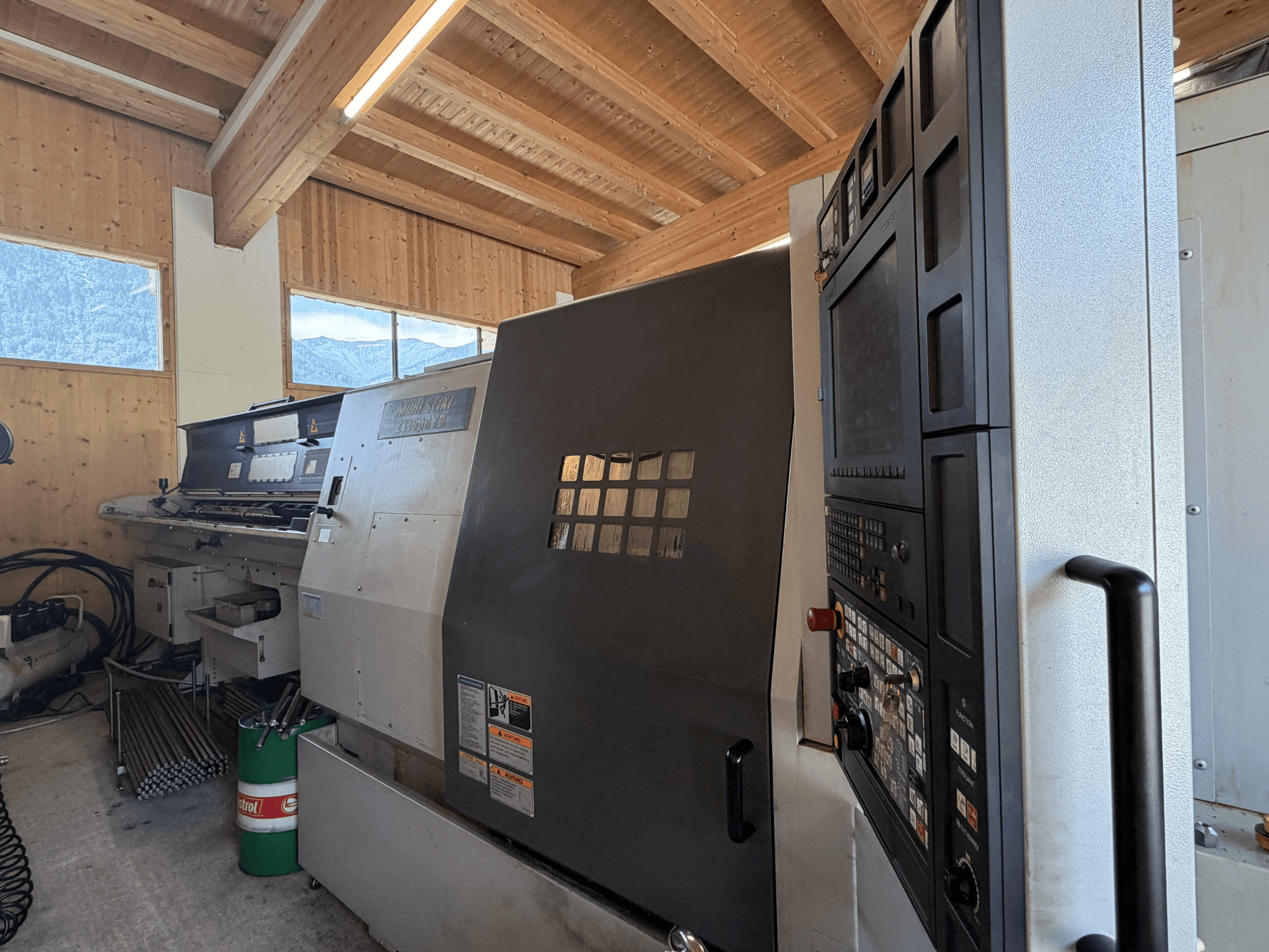 MORI SEIKI ZT1500YB virpošanas un frēzēšanas centrs darbnīcā, sānskats, kurā redzams vadības panelis un mašīnas funkcijas.