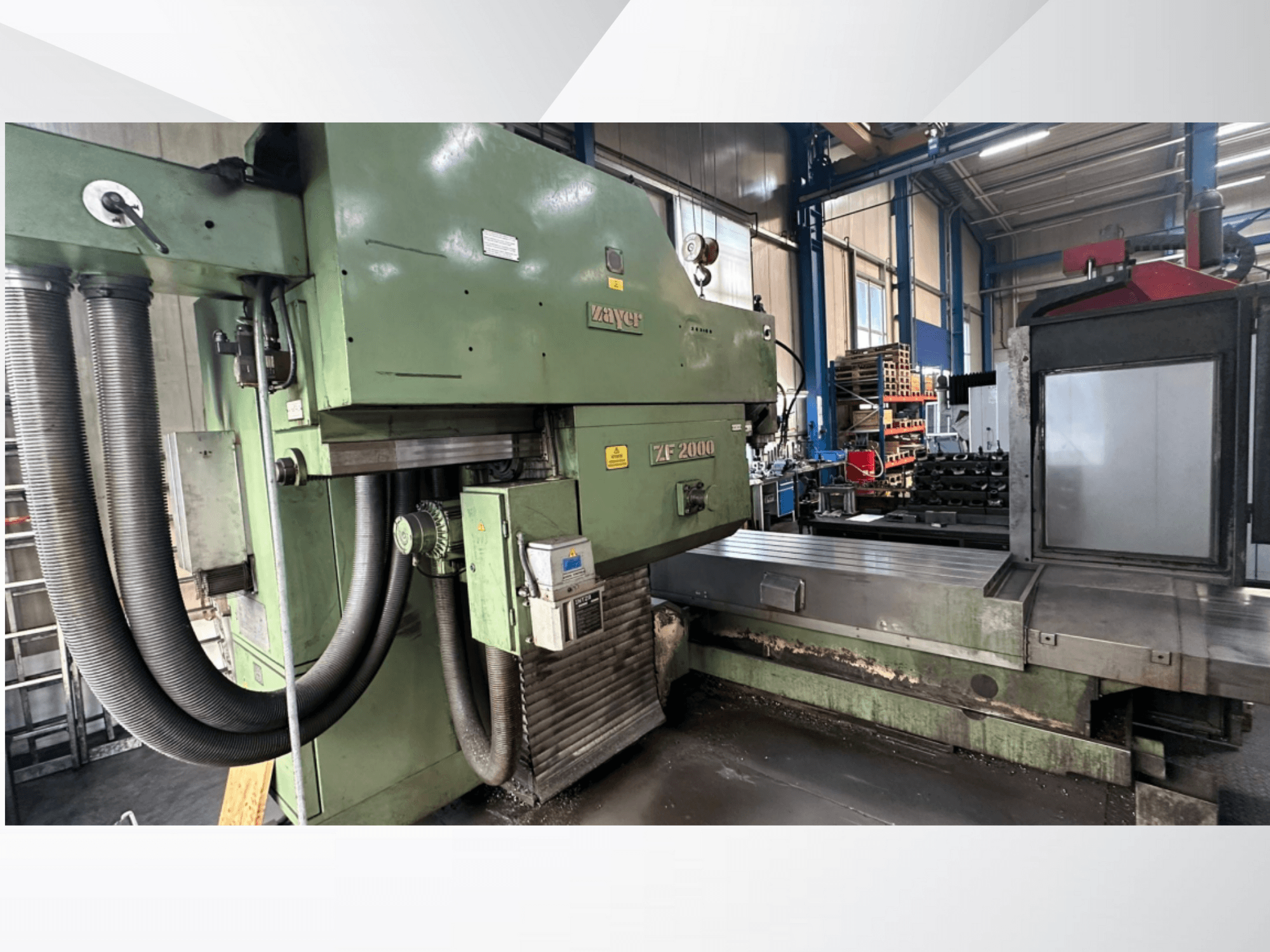 Zayer ZF 2000 frēzēšanas iekārta zaļā krāsā, sānu skats, kurā redzams vadības panelis un lielā frēzēšanas gulta ar pievienotajām šļūtenēm.
