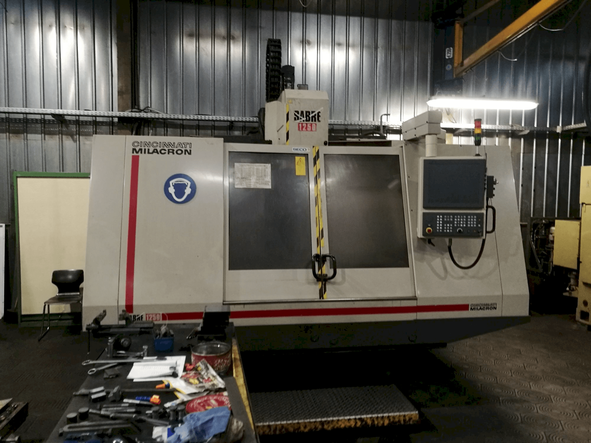 Mašīnas Cincinnati Milacron Sabre 1250 pretskats