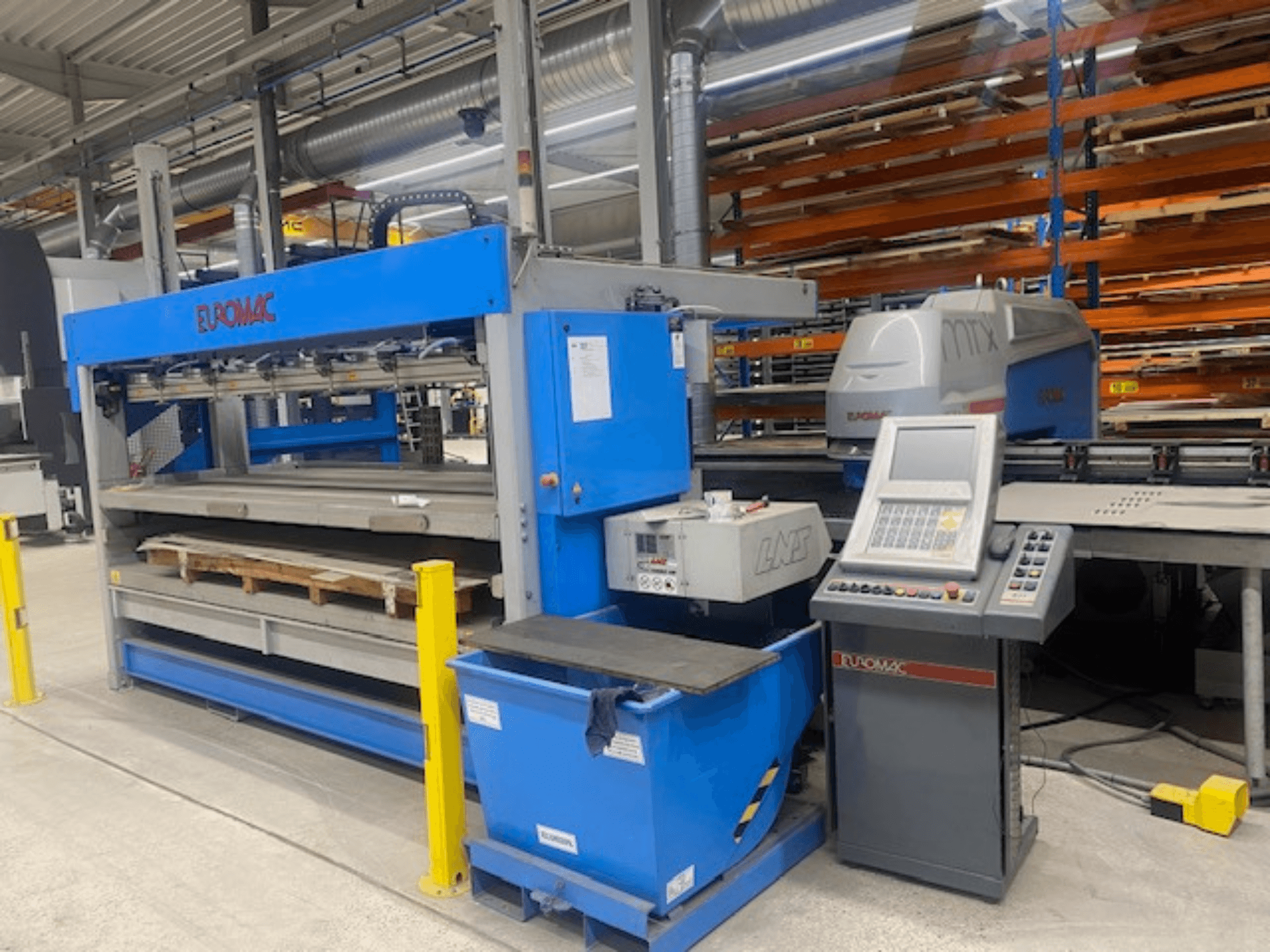 CNC perforācijas mašīna „Euromac MTX FLEX 12“, skats no priekšpuses, kurā redzams vadības panelis, paletes un drošības elementi.