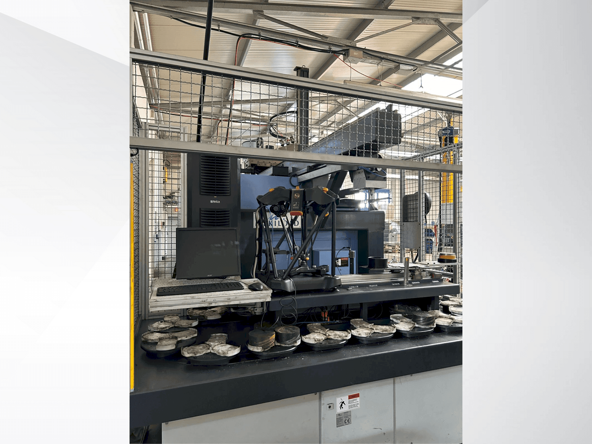 Mašīnas DOOSAN Puma 2600 SY II sānskats