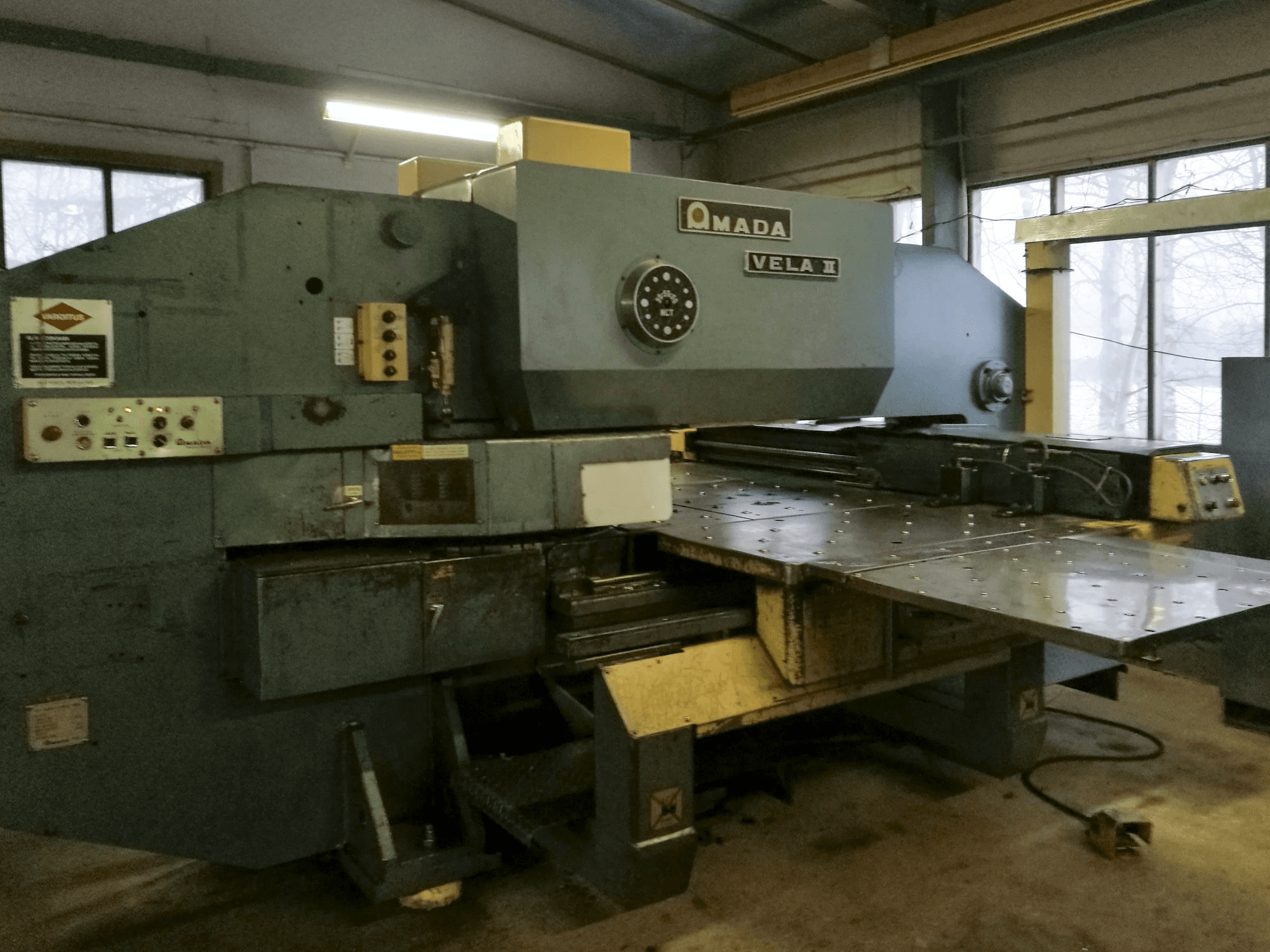 Mašīnas AMADA VELA II skats no kreisās puses