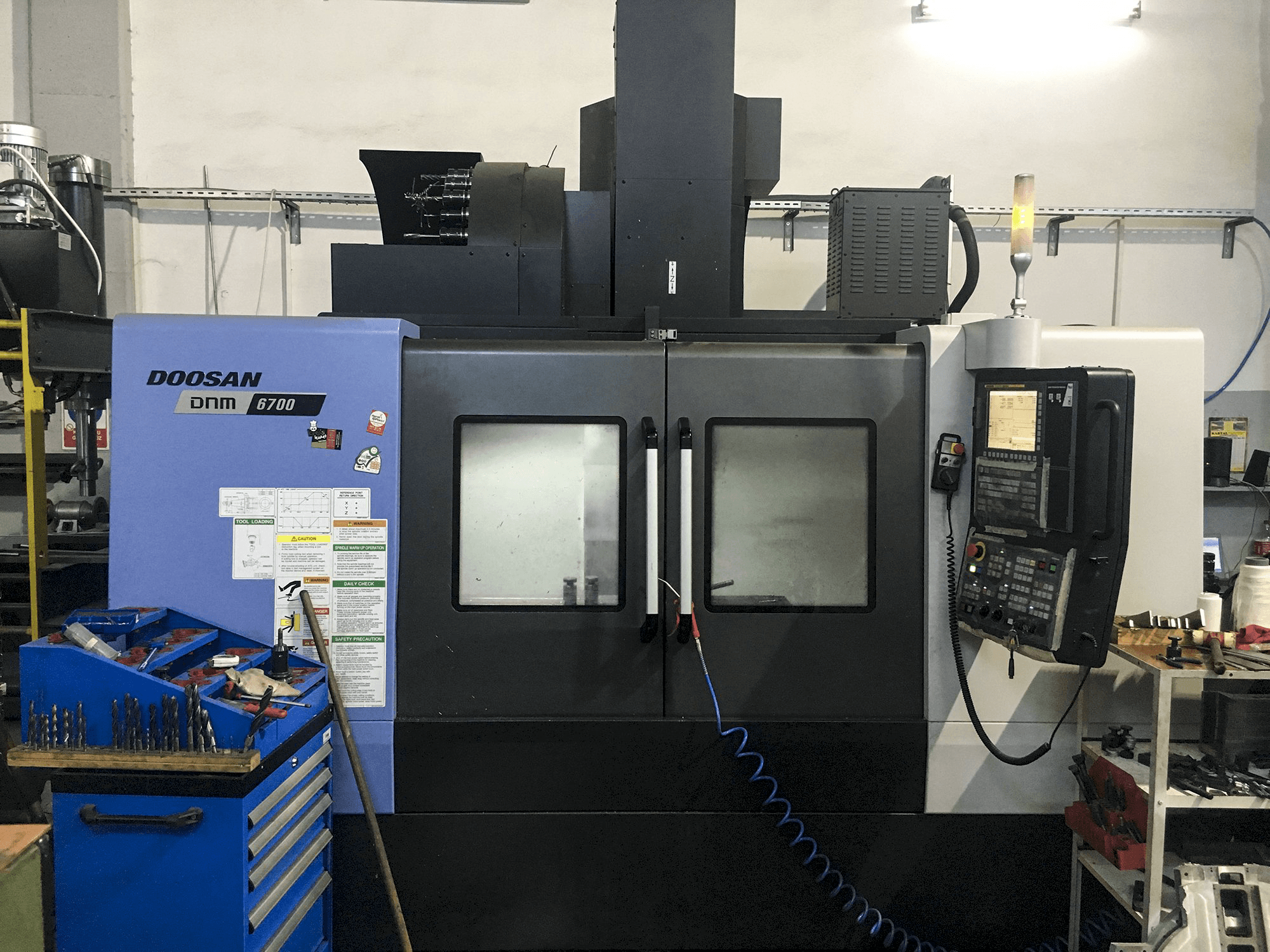 Mašīnas Doosan DNM 6700 pretskats