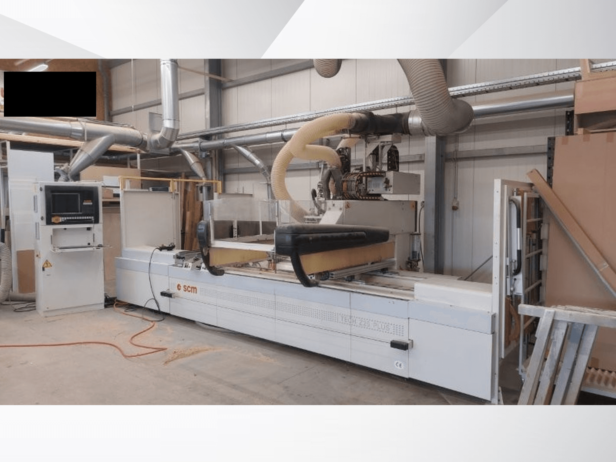 CNC apstrādes centrs SCM TECH Z25 PLUS H-R4 darbnīcā, priekšējais skats, kurā redzams vadības panelis un putekļu nosūces sistēma.
