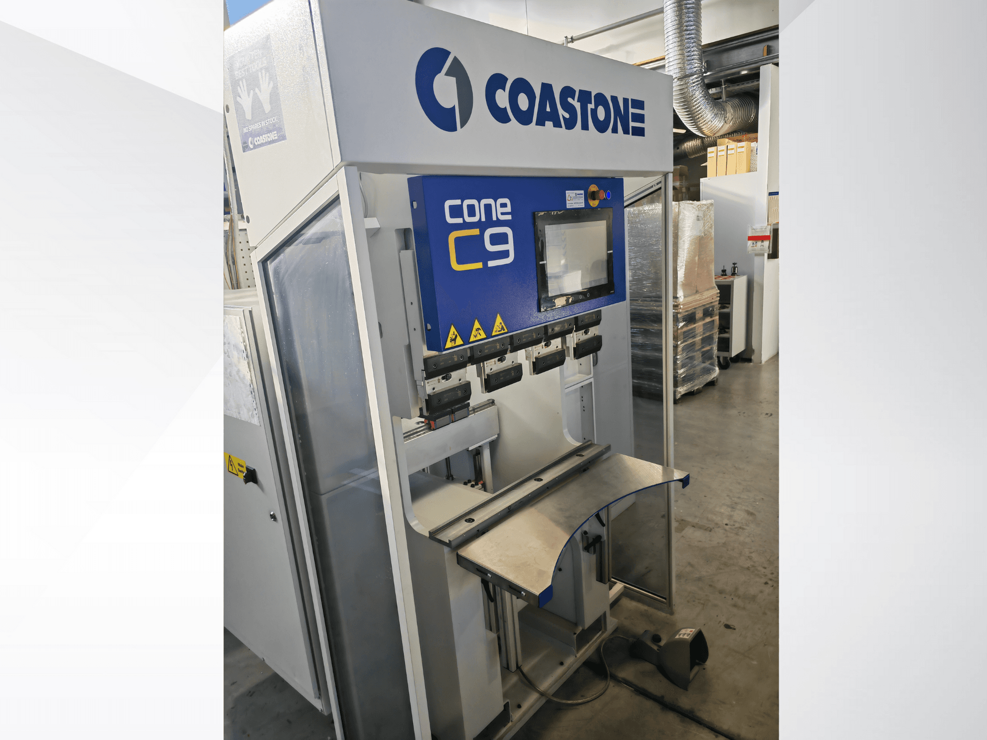 Coastone Cone C9 mašīna no priekšpuses, ar vadības paneli un nerūsējošā tērauda darba virsmu.