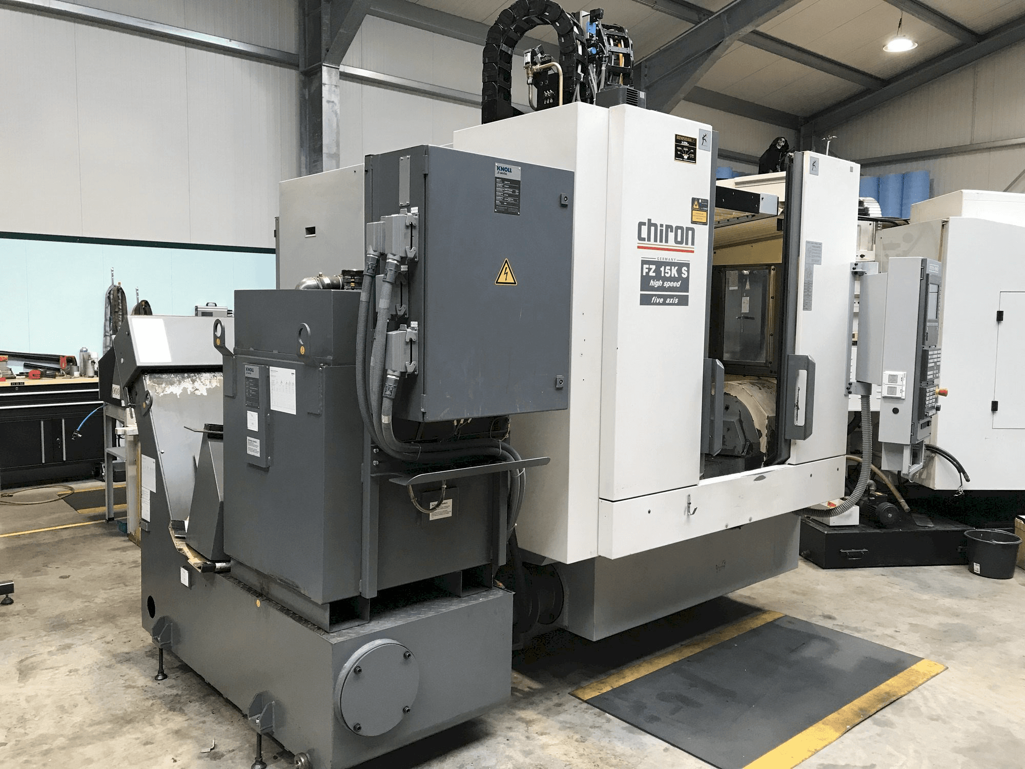 Mašīnas CHIRON FZ15 KS pretskats