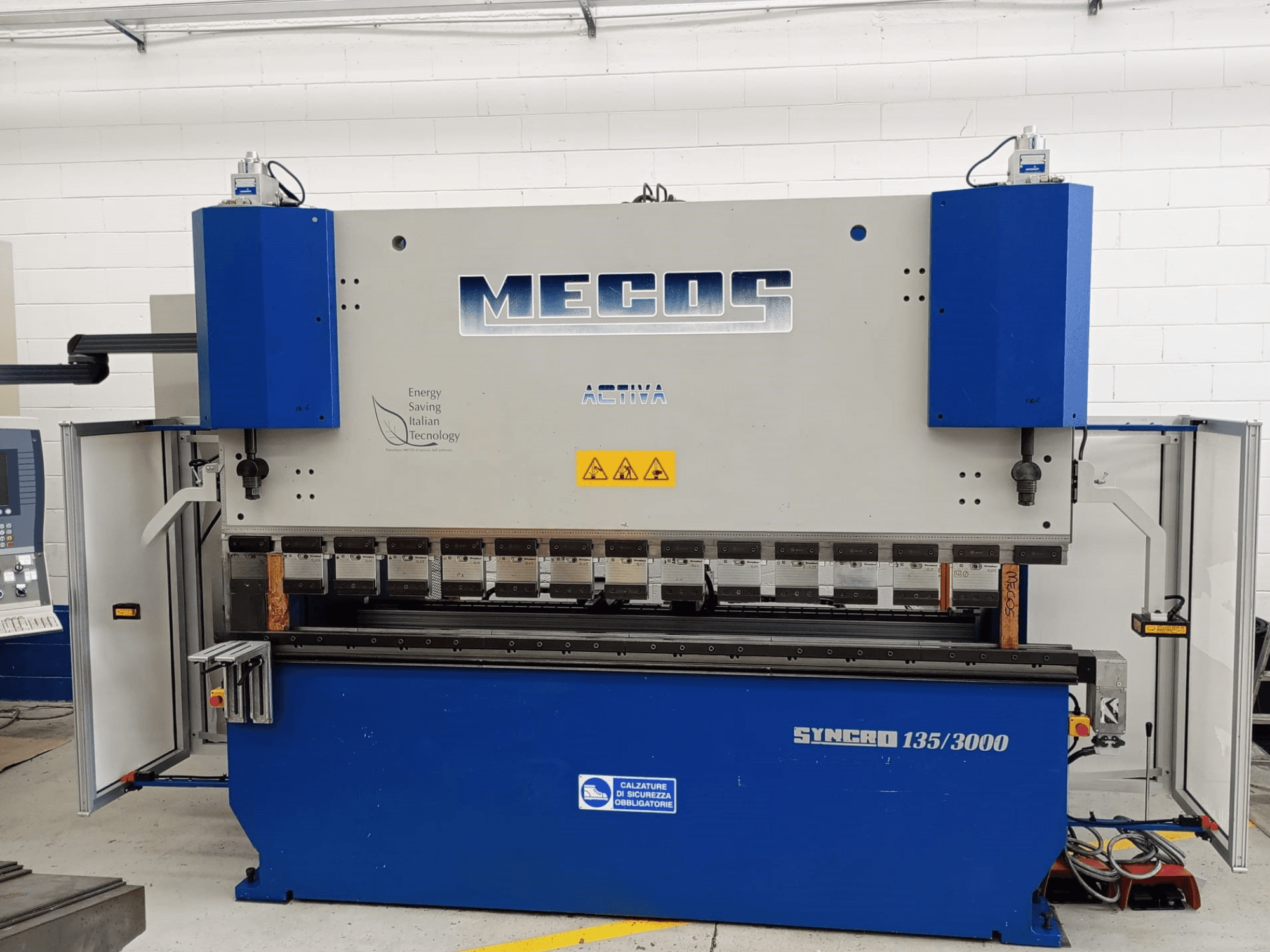 MECOS SYNCRO 135/3000 preses bremzes priekšējais skats, kurā redzamas vadības ierīces, lieces instrumenti un drošības funkcijas.