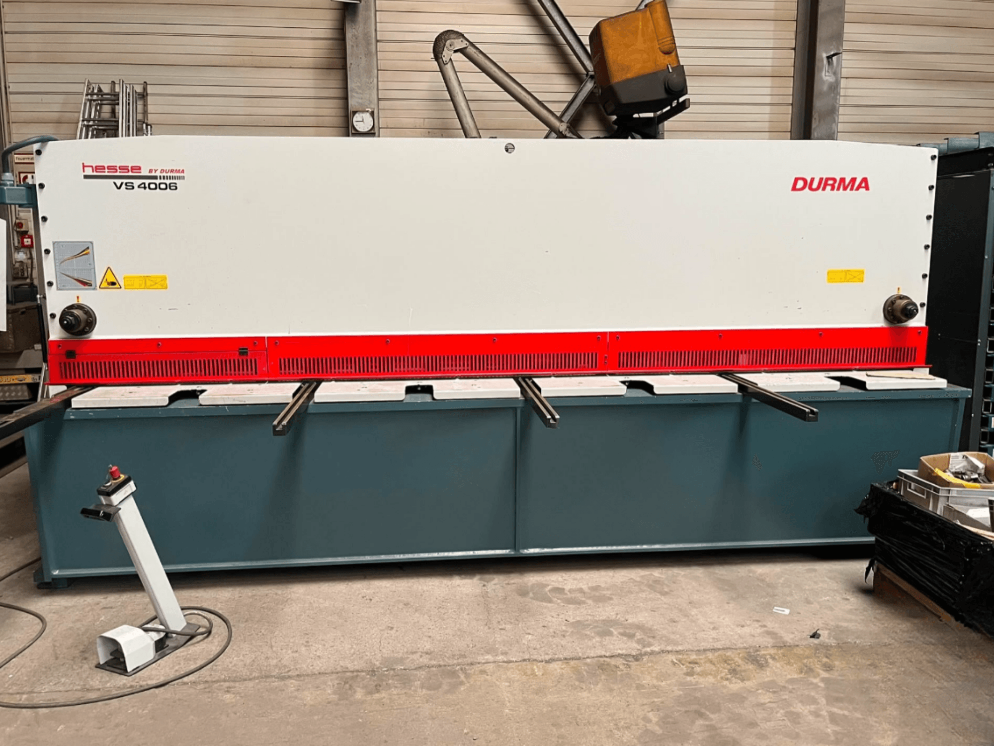 CNC griešanas mašīna „Durma VS 4006“, skats no priekšpuses, kur redzams griešanas asmens un vadības panelis uz stabila pamatnes.