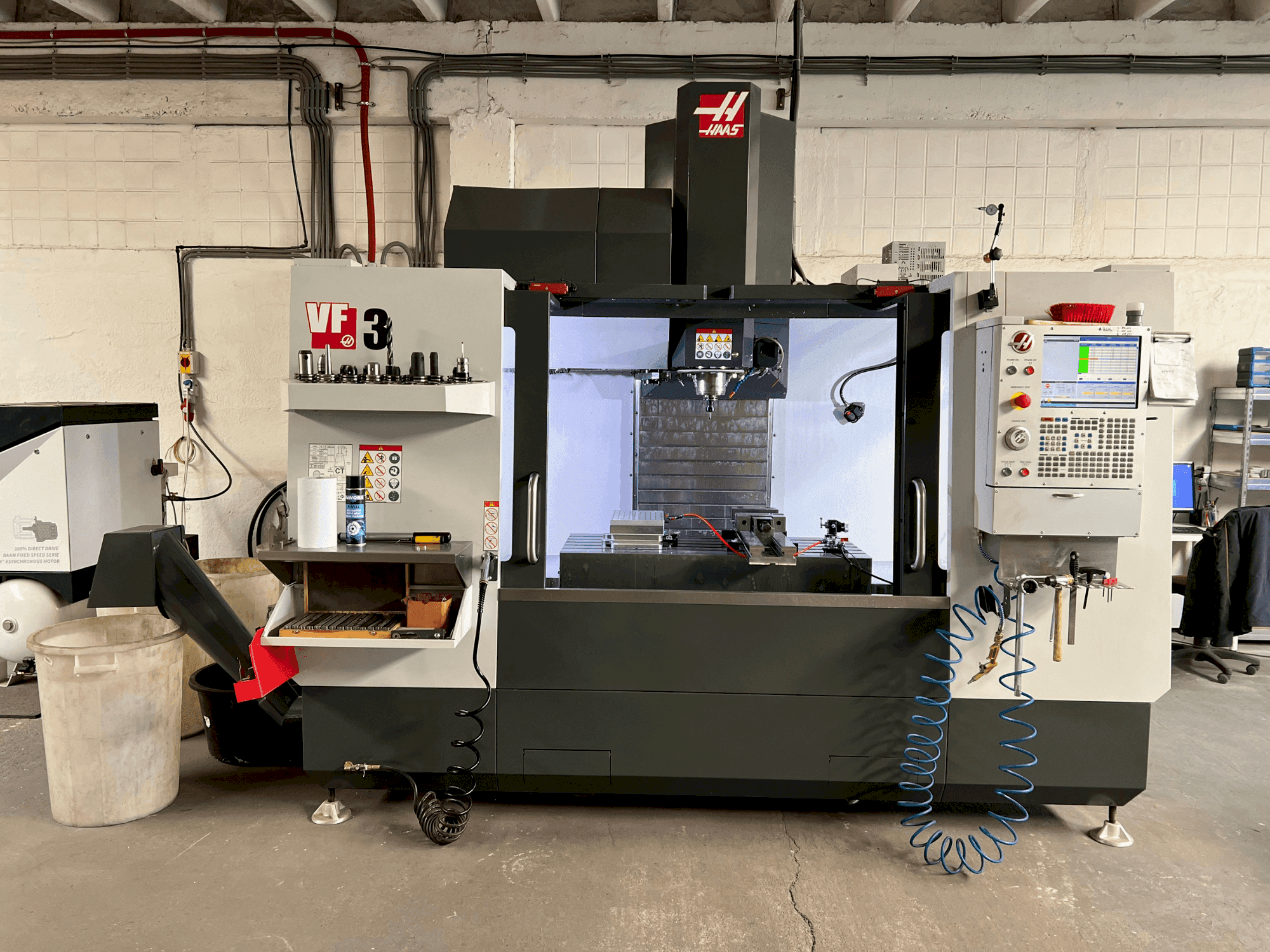 Mašīnas HAAS VF-3 pretskats
