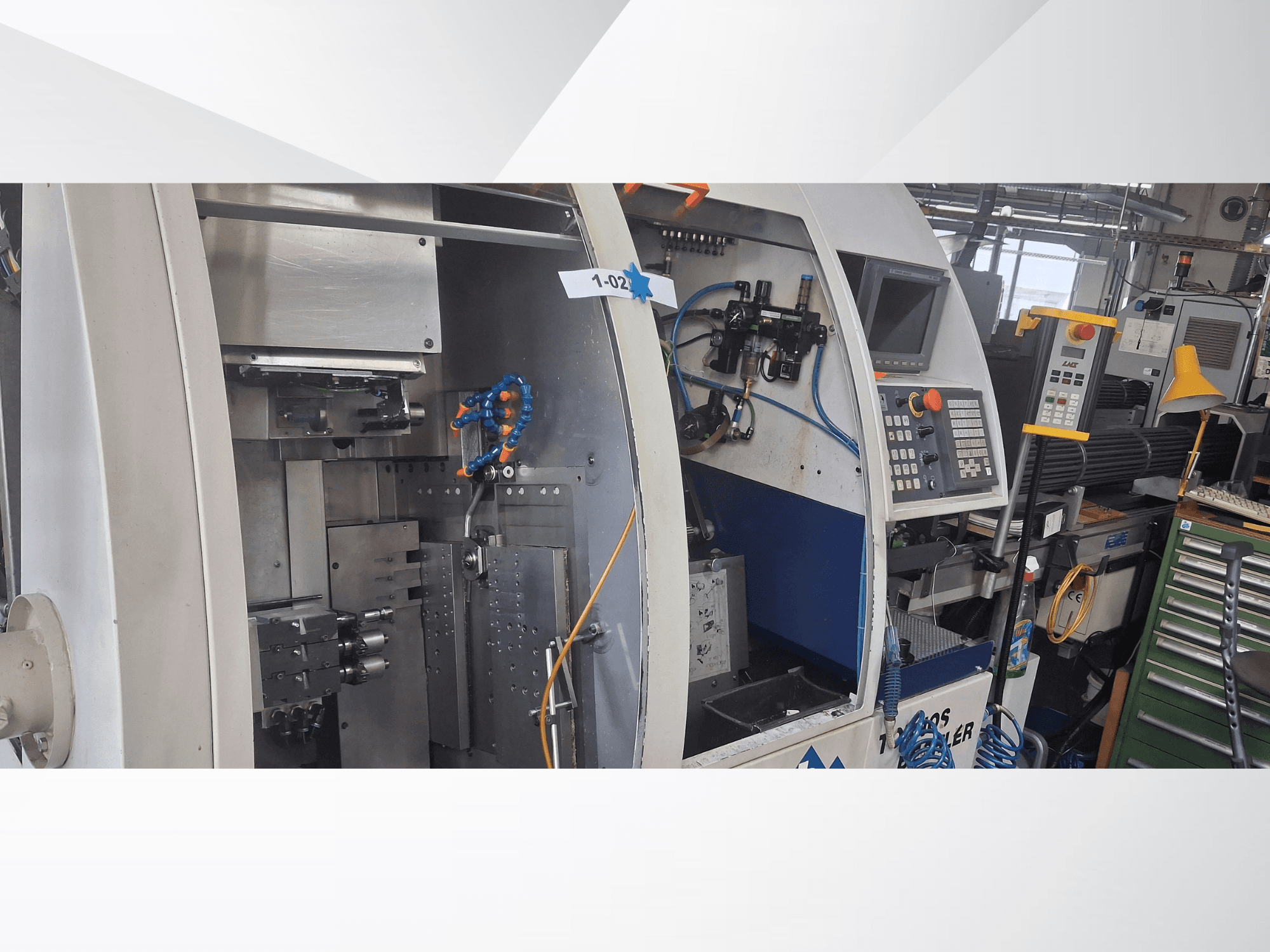 Šveices tipa virpošanas darbagalds TORNOS DECO 2000-10, priekšējais skats, kurā redzams vadības panelis, rotācijas mehānisms un iekšējais iestatījums.