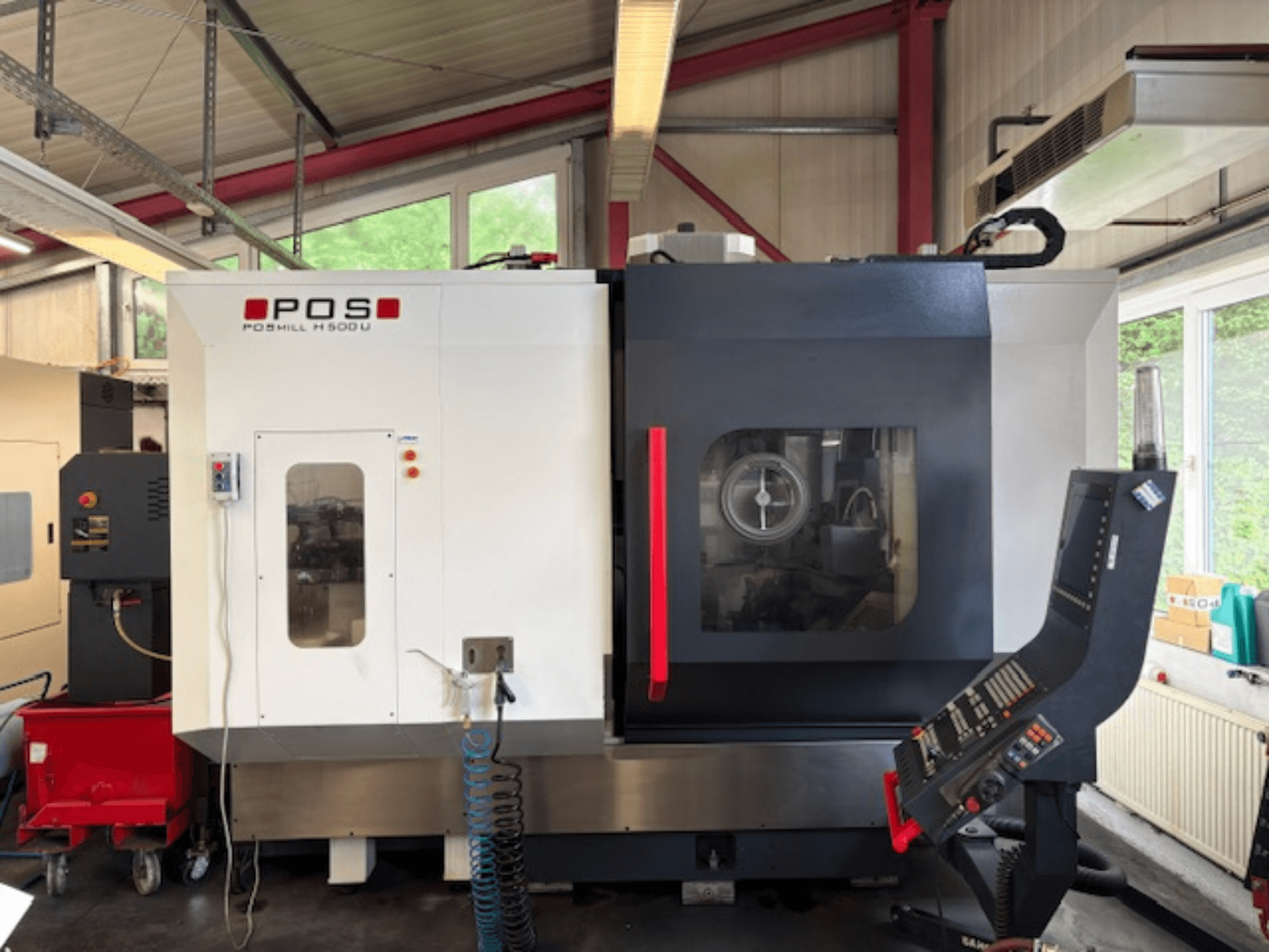 POS POMILL H500 U frēzēšanas iekārta no priekšpuses, ar vadības paneli un darbības logu.