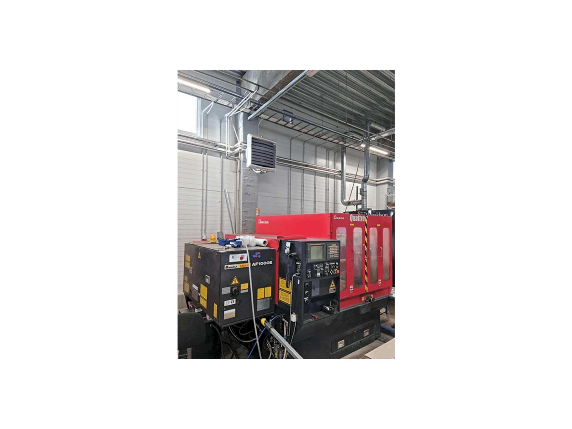 Mašīnas AMADA Quattro kreisās malas skats