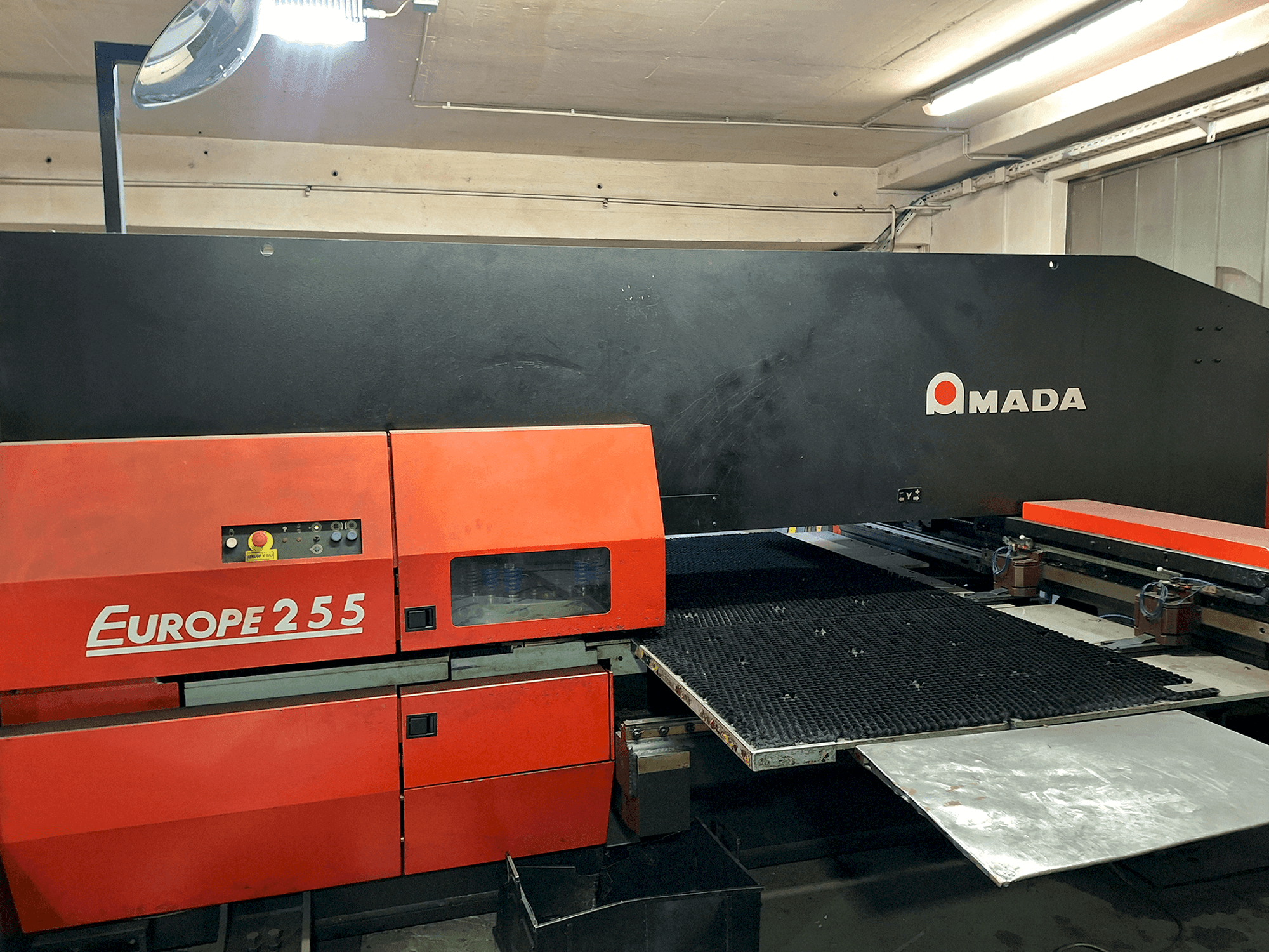 Mašīnas AMADA EUROPE 255 CNC pretskats