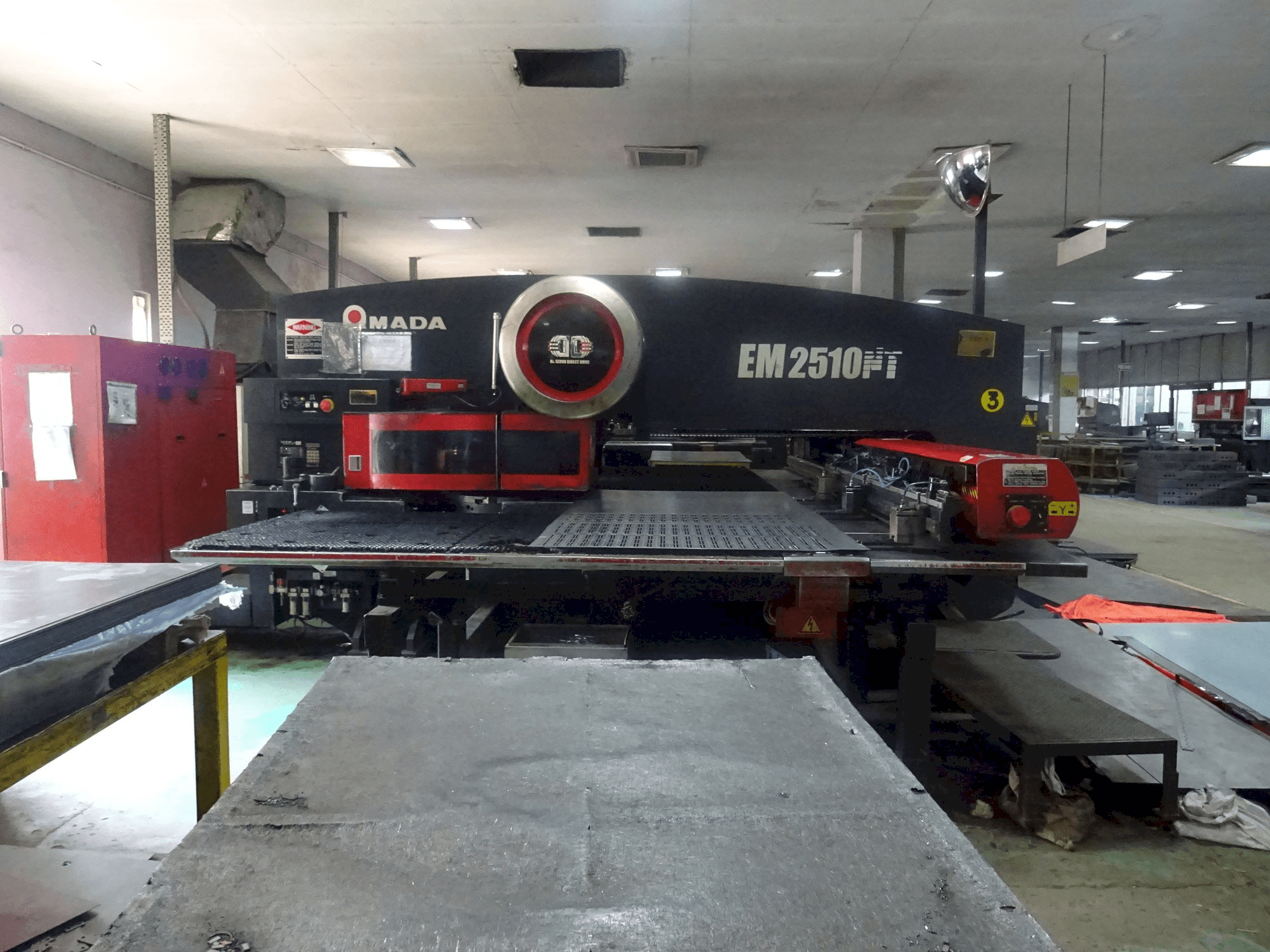 Mašīnas AMADA EM 2510 NT pretskats