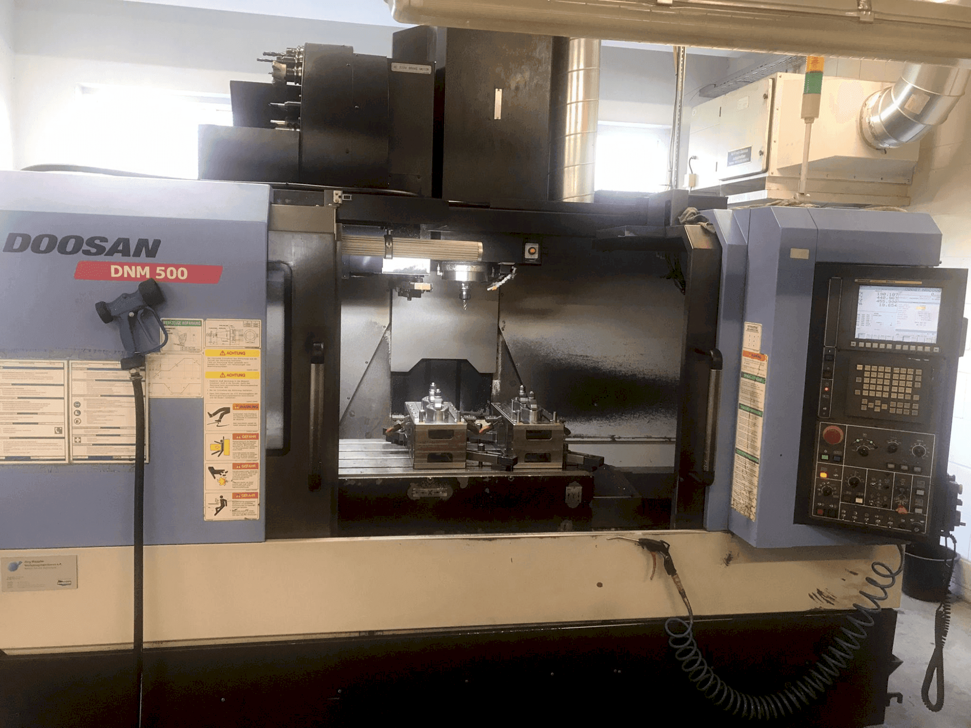 Mašīnas DOOSAN DNM 500 pretskats