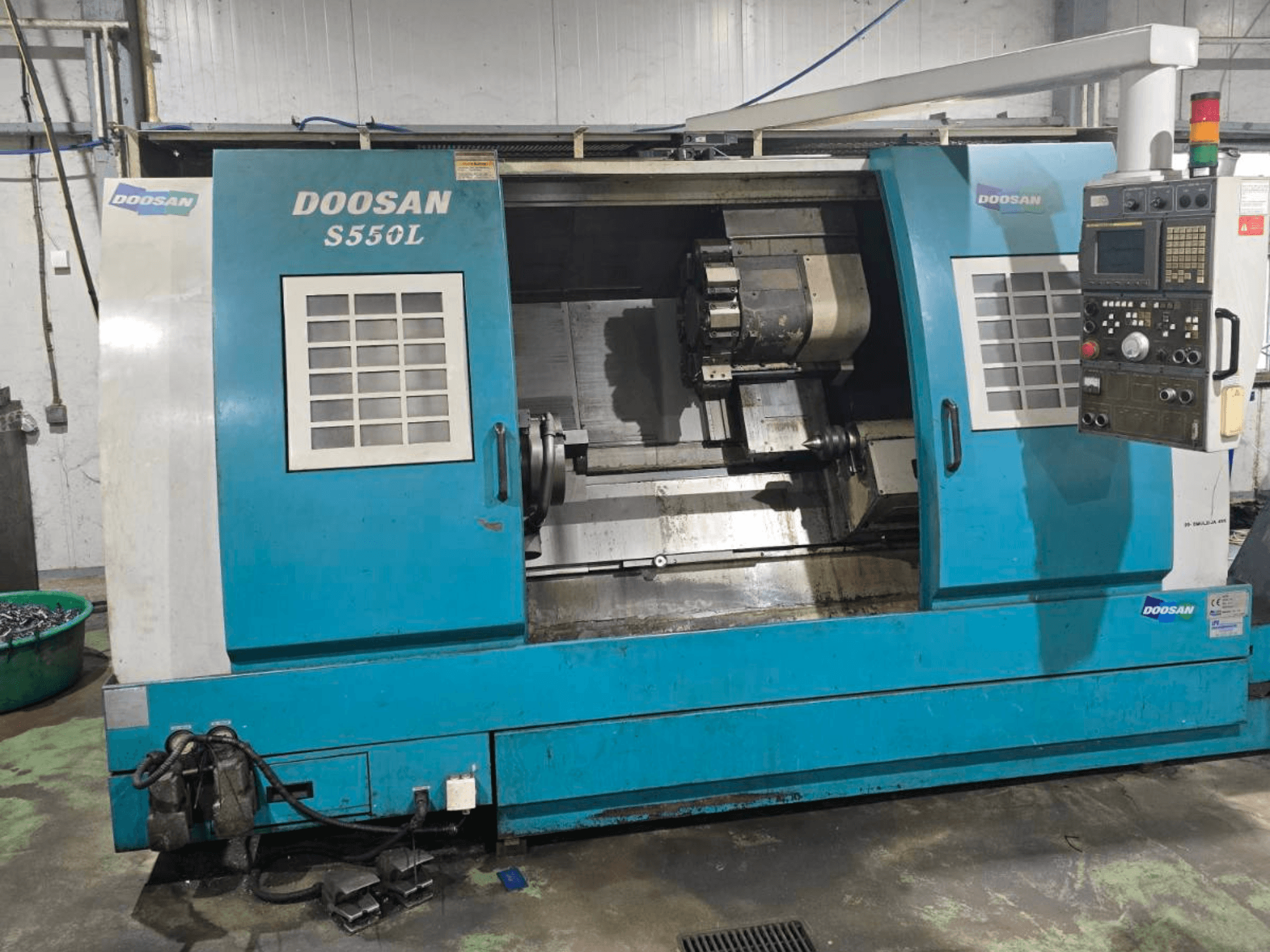 DOOSAN S550L horizontālās virpošanas darbgalds ar vadības paneli un virpošanas gultni, ideāli piemērots precīzai apstrādei.