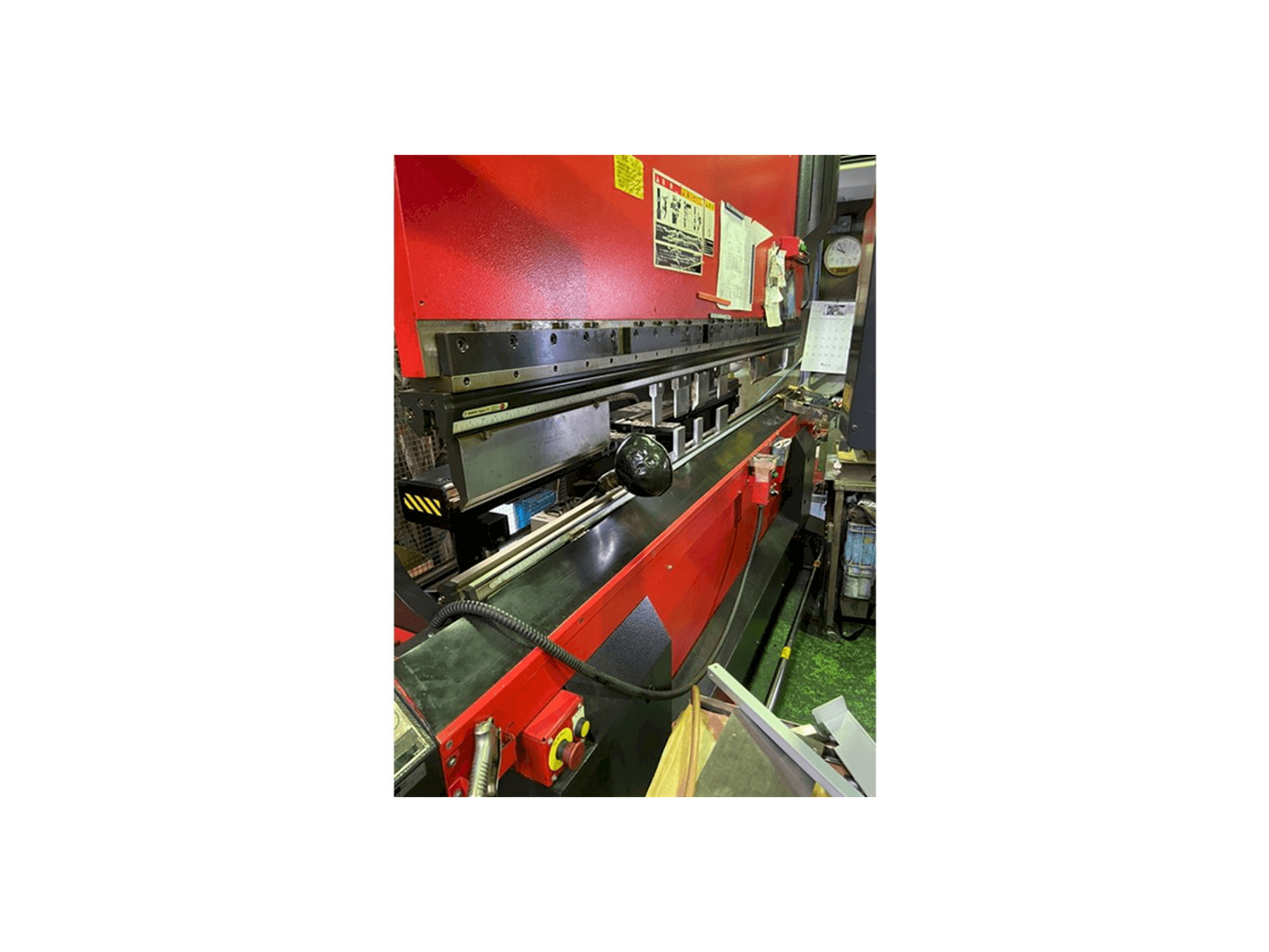 Mašīnas AMADA HDS 8025 NT kreisās malas skats